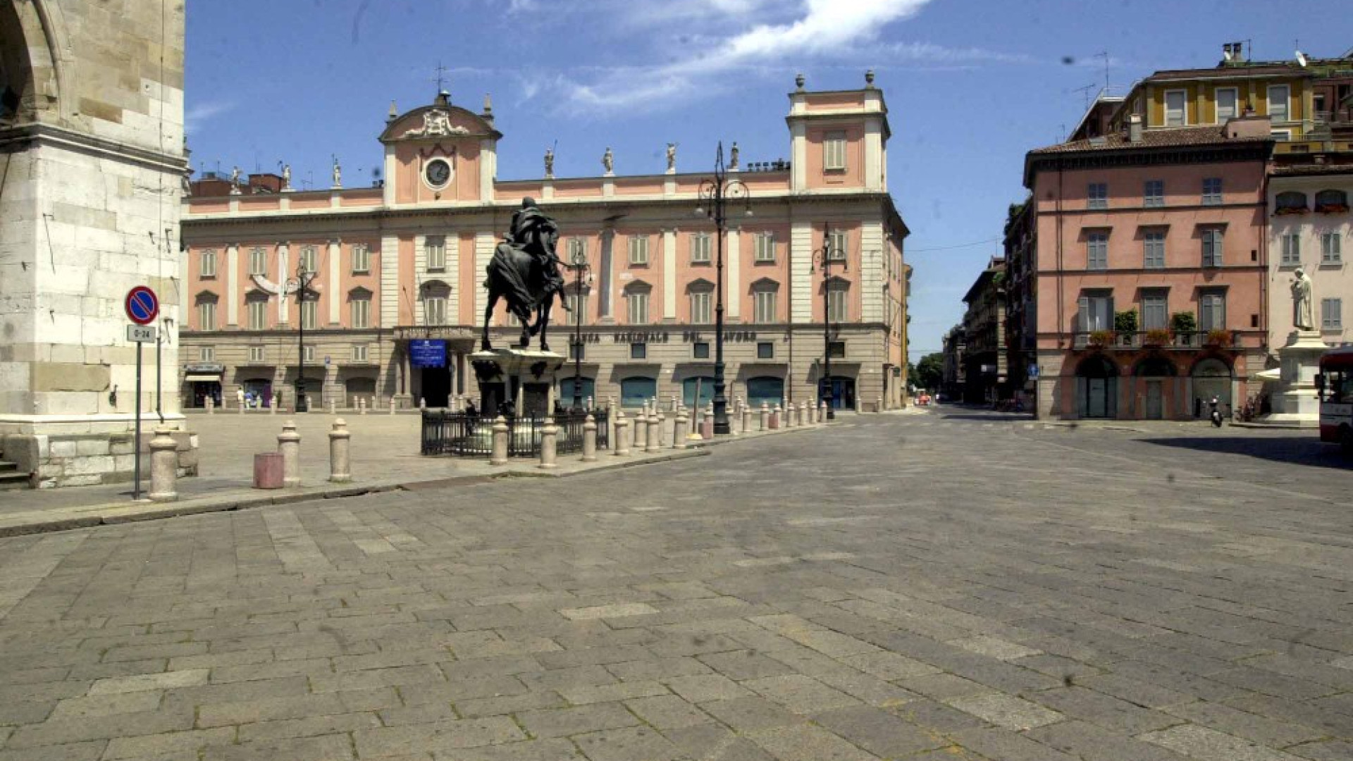 "E' questo il centro che volete?": negozi tappezzati di giornali per protesta contro il Mercato del Forte