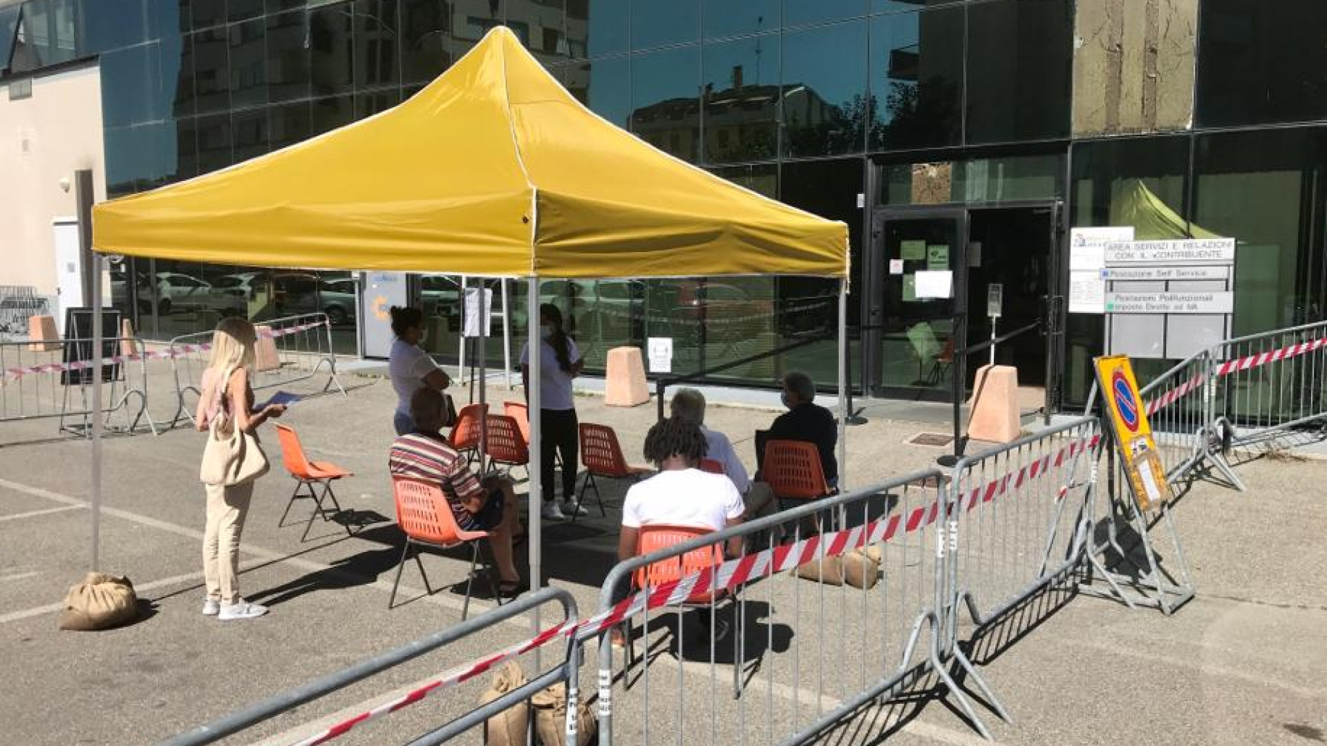 Agenzia delle entrate, niente più code disordinate: ecco gazebo e sedie all'ombra