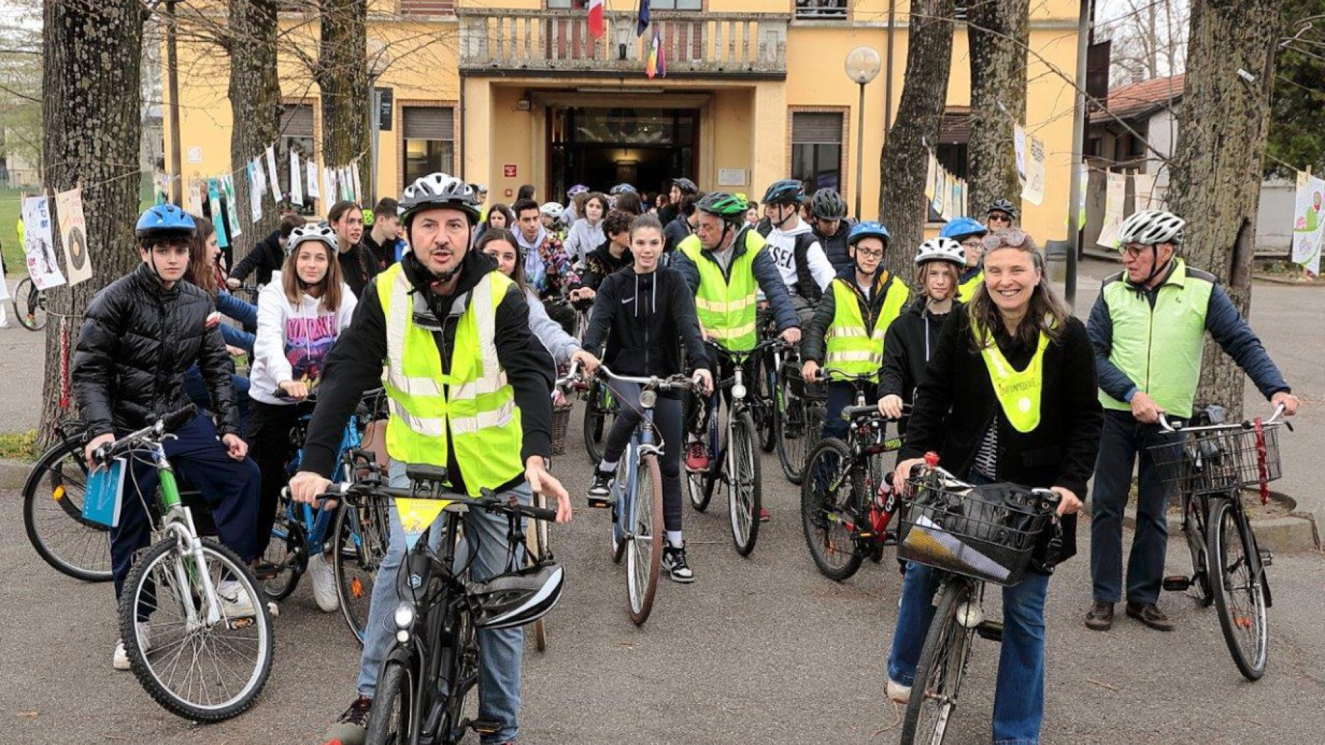 “Tutti a scuola a piedi o in bici”: premiati i migliori manifesti degli alunni