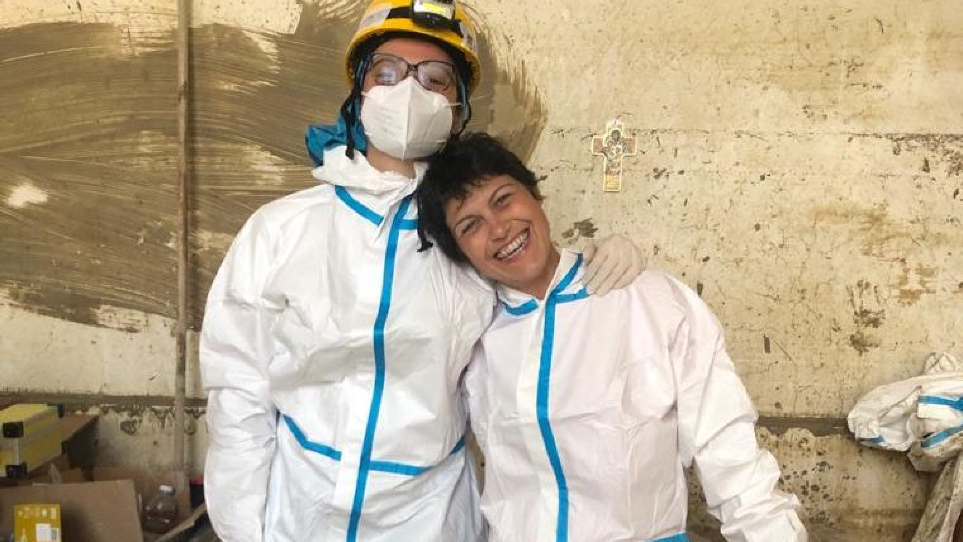 Tre settimane nel fango per salvare i faldoni dell'archivio comunale di Forlì