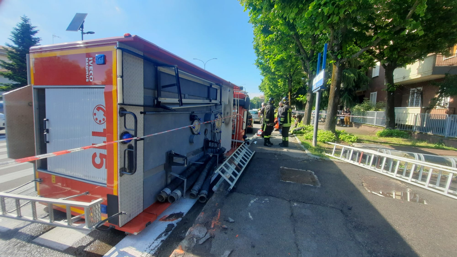 Autobotte si ribalta in via Motti durante un intervento. Due vigili del fuoco feriti