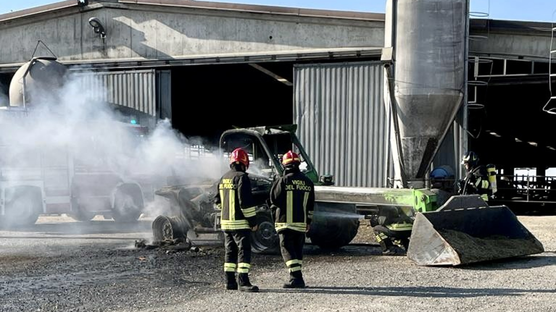 Villanova, mezzo agricolo in fiamme: intervengono i vigili del fuoco