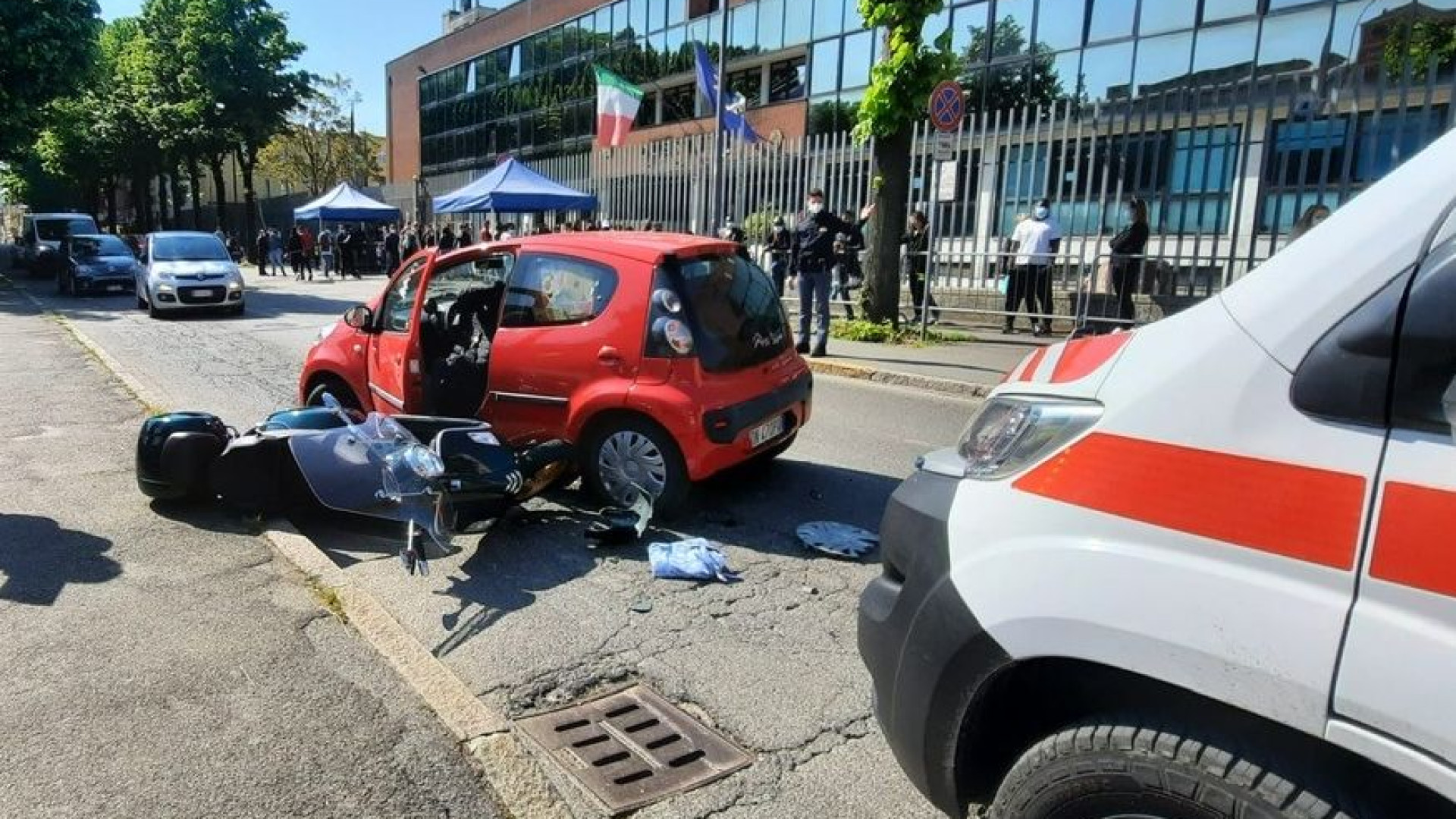 Viale Malta, scontro tra auto e scooter davanti alla Croce Rossa. Centauro ferito