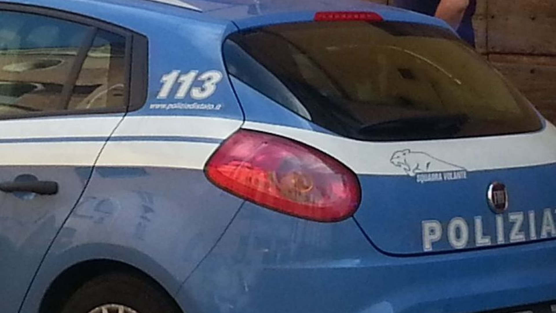 In casa 11 dosi di cocaina, bilancia e tre coltelli: arrestato 25enne in via Mazzini