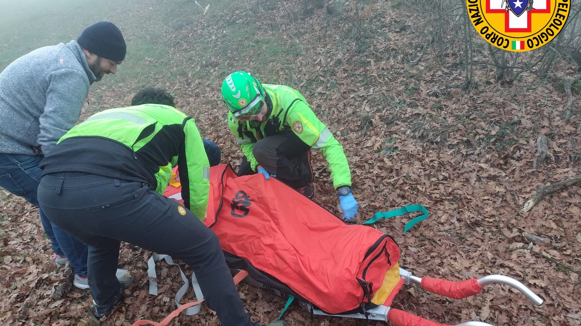 Si rompe una caviglia nel bosco con i cani, recuperato dal Soccorso Alpino