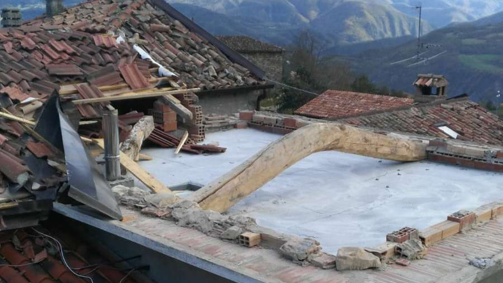 Terrore a Santa Maria di Bobbio: vento a 140 km/h, interi tetti volati via e muri crollati