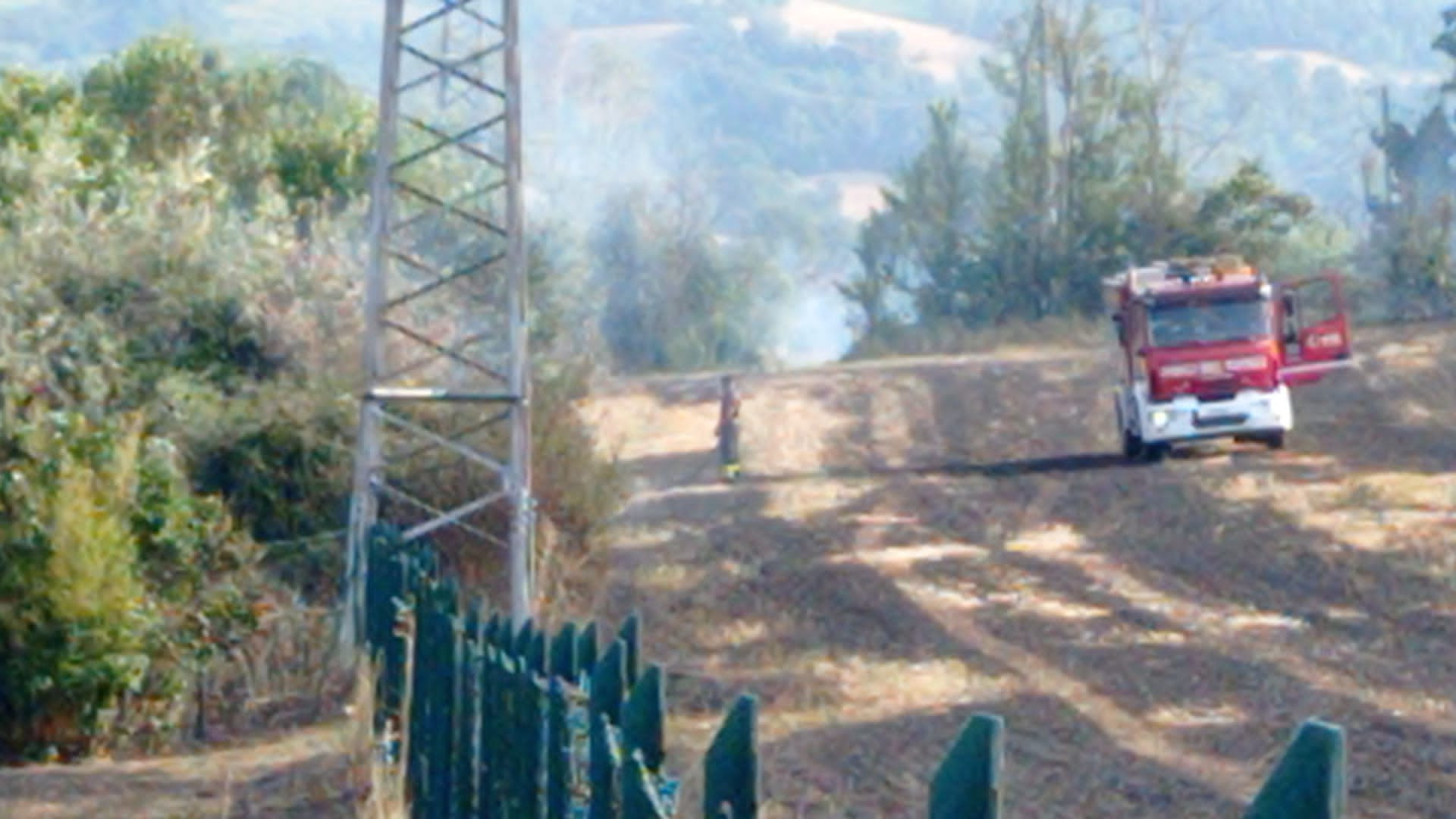 Campi di frumento a fuoco in Val Tidone, necessario l'intervento dei pompieri