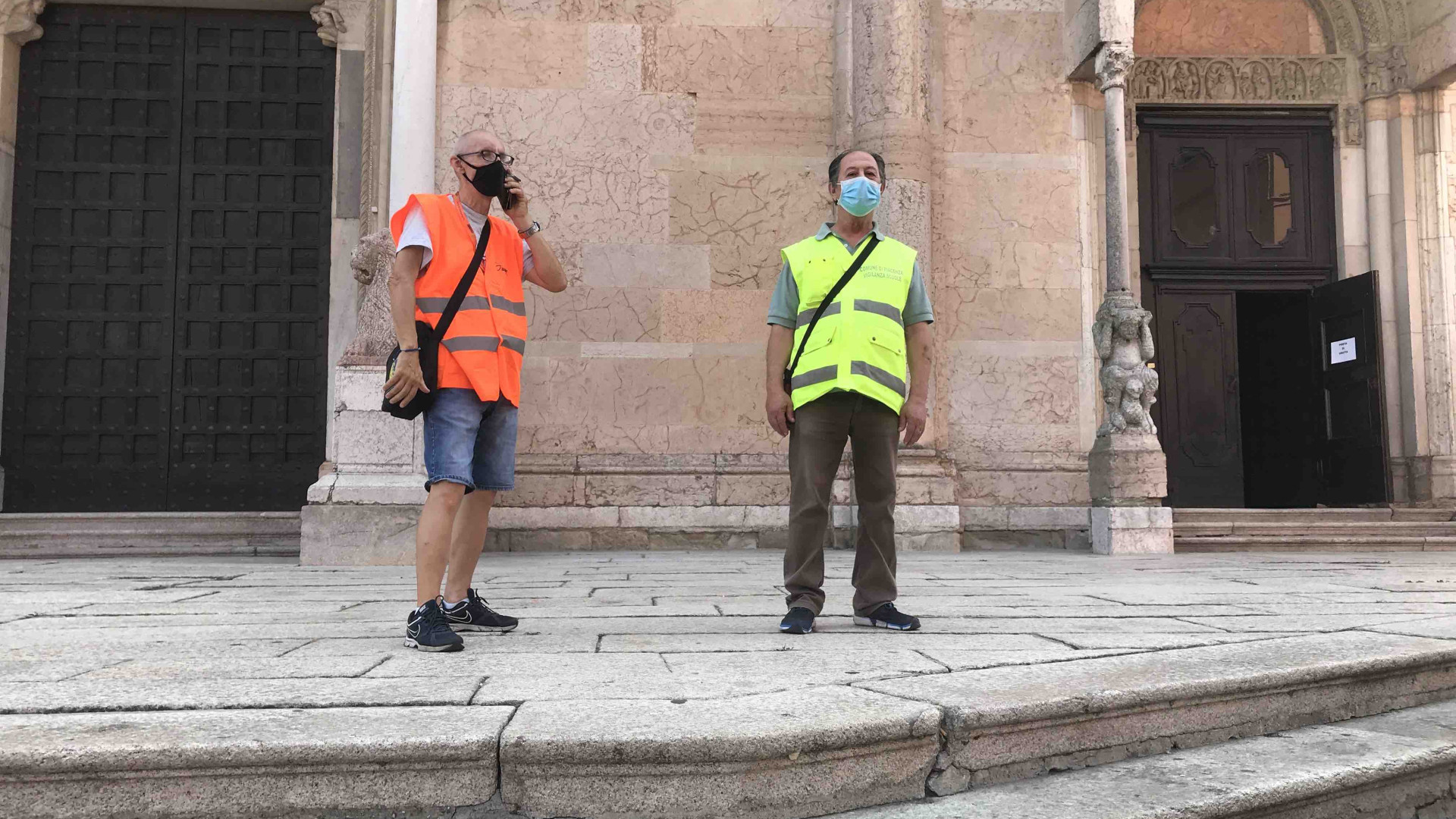 "Vietato sedersi sui gradini": i volontari dell'Auser presidiano le scalinate del centro storico