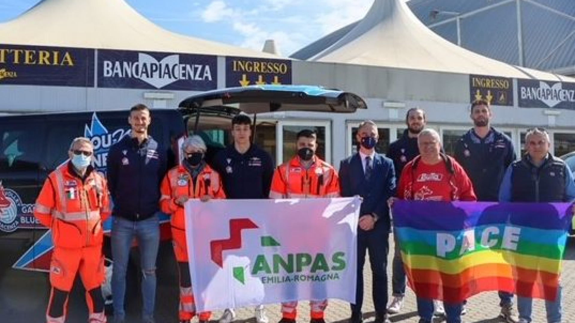 Giocatori e tifosi della Gas Sales insieme per l'Ucraina. "Campioni di solidarietà"