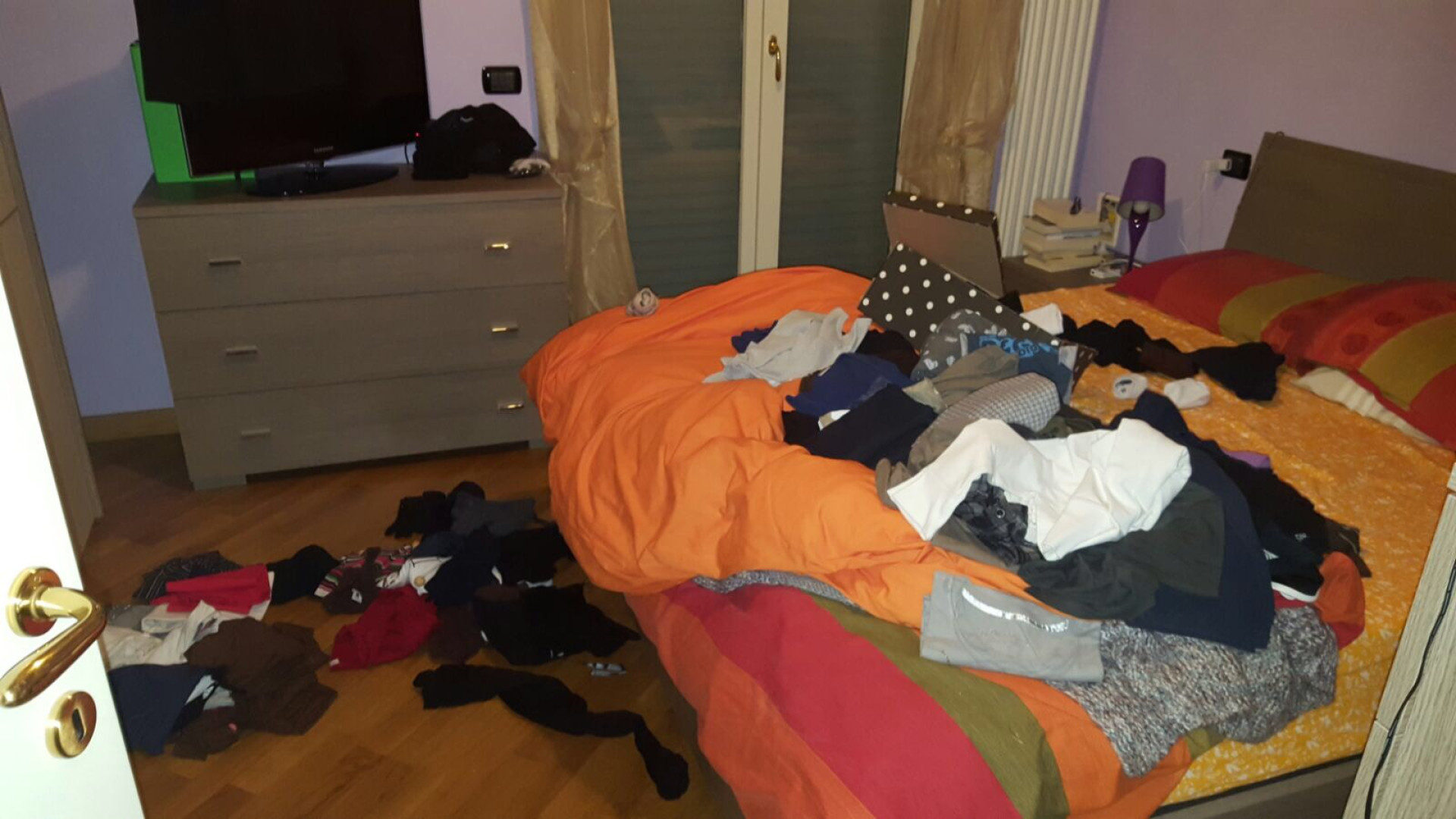 Raid dei ladri in un appartamento di via Saliceto, furto da duemila euro