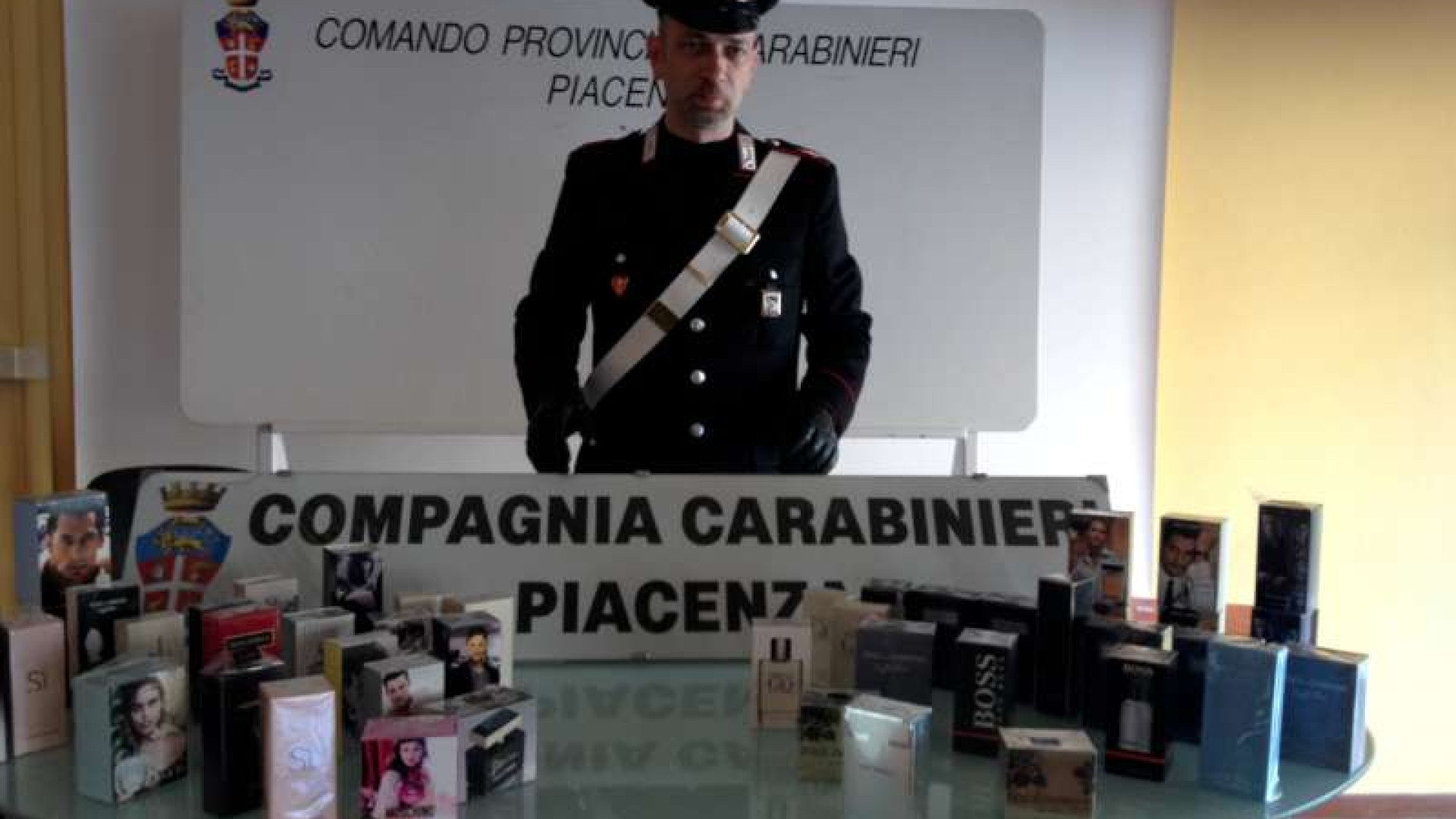 In auto con 150 confezioni di profumo contraffatte: denunciati due macedoni