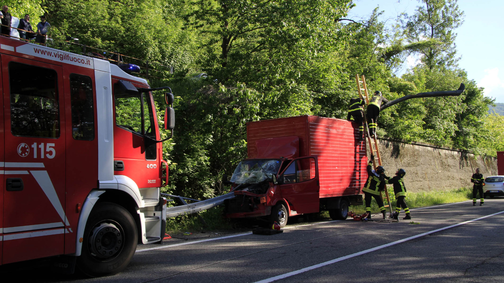 Pontedellolio, camion "trafitto" dal guard rail: miracolato il conducente