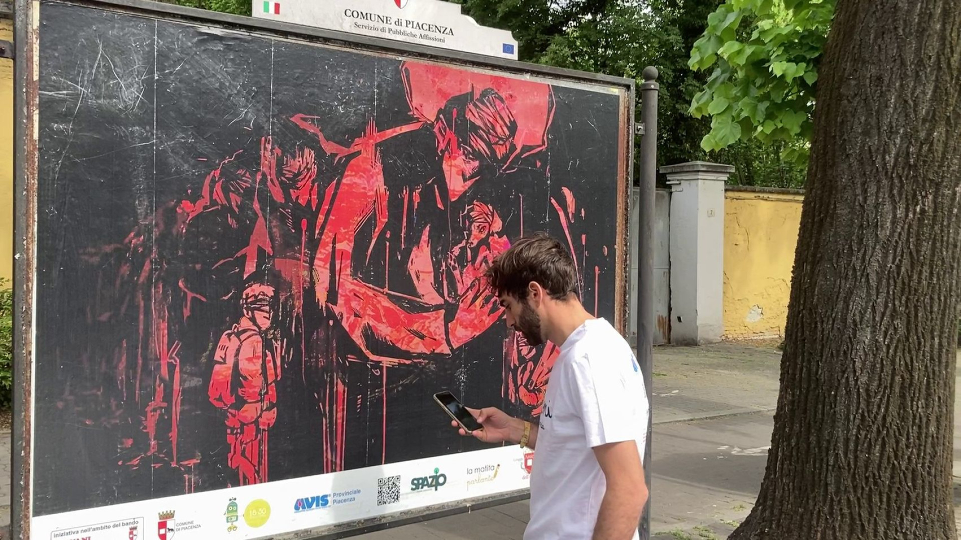 Dal dono tra i dinosauri ai sogni: l'arte si fa strada sulle plance pubblicitarie in città