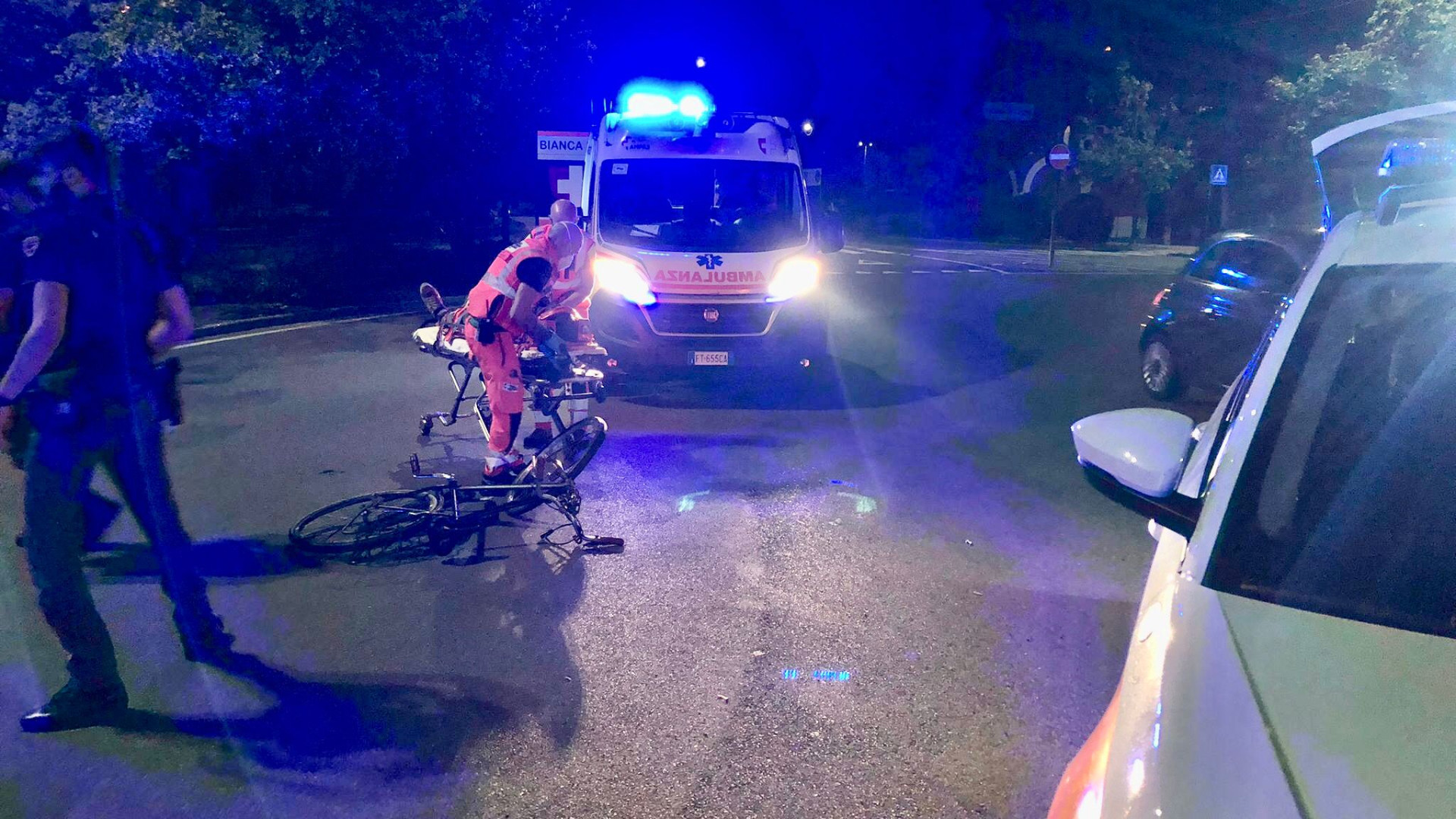 Ciclista investito all'alba alla rotonda tra via Colombo e via Cremona