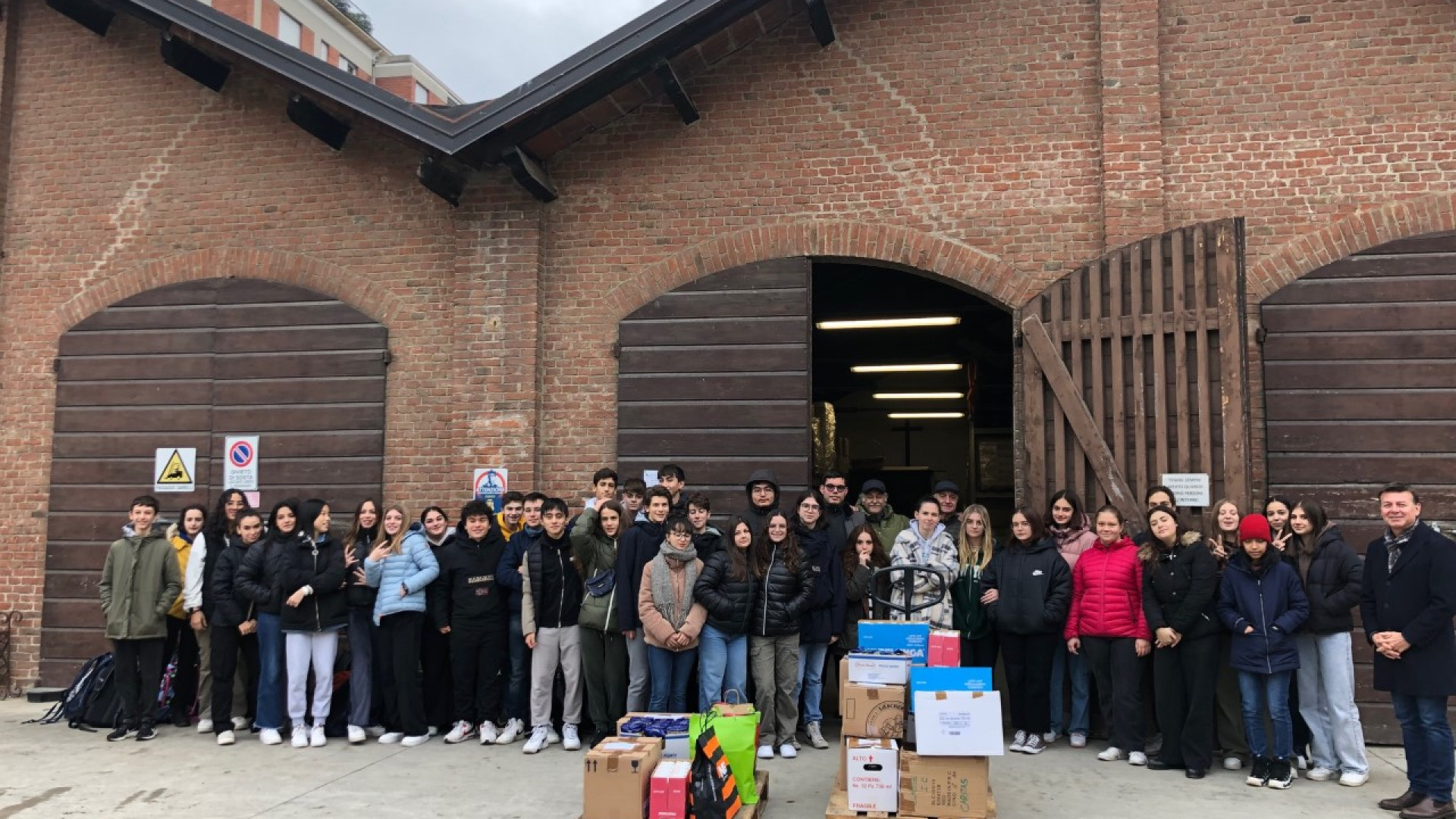Pasta, riso, biscotti e legumi: dagli studenti del Colombini pacchi benefici alla Caritas