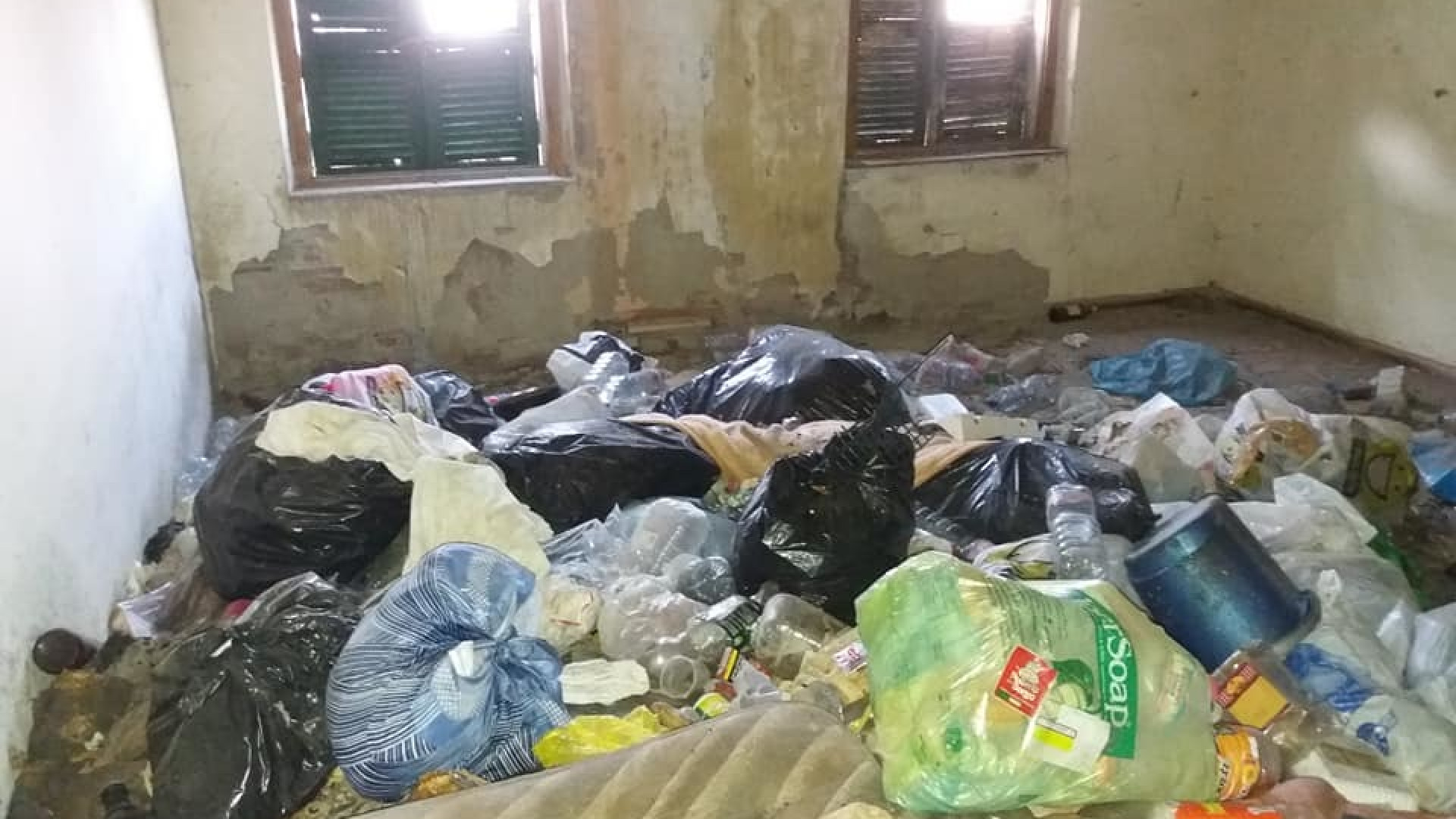 Esce dalla caserma dopo la denuncia, va in ospedale e ruba una borsetta: arrestata 22enne