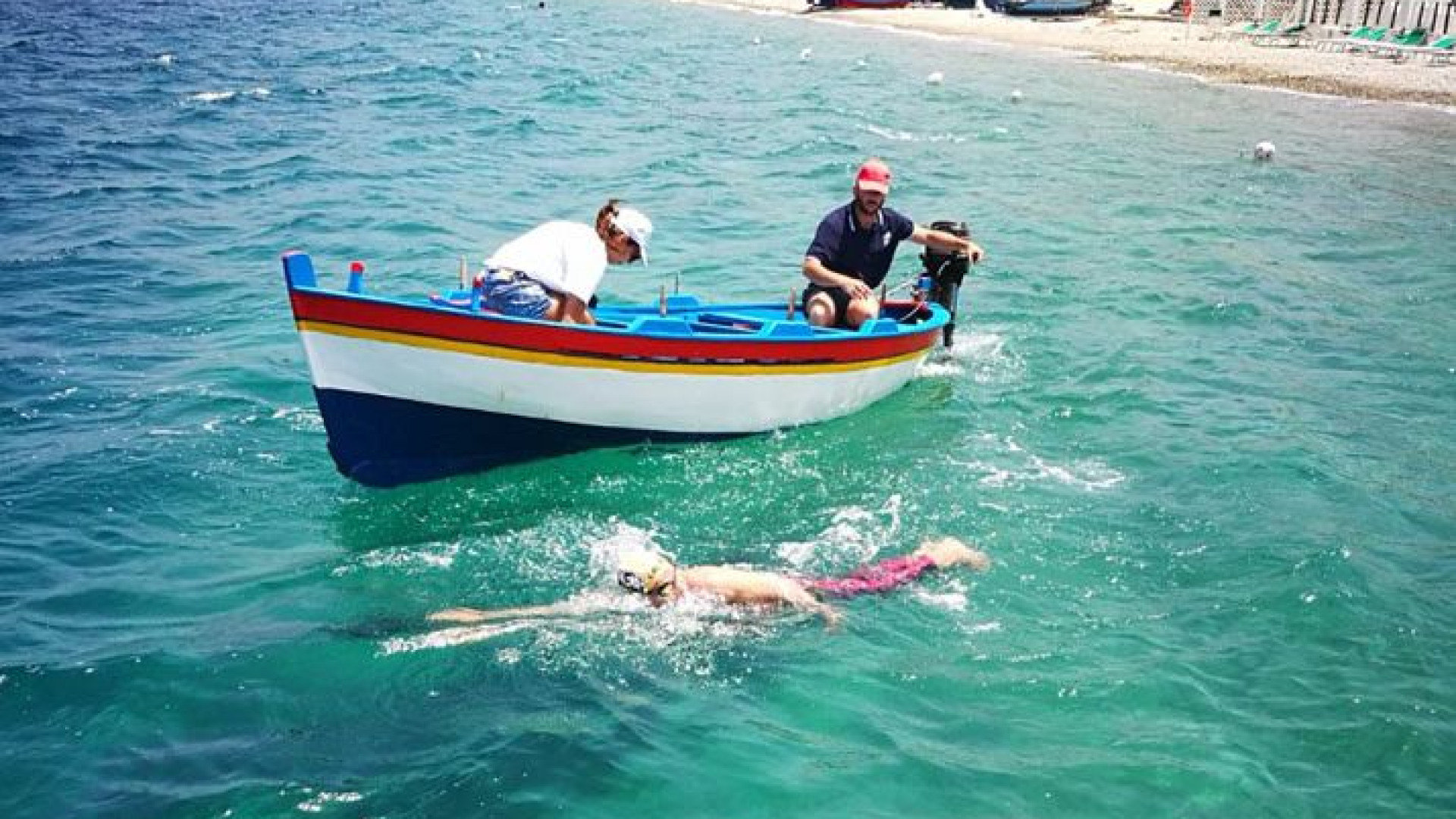 Attraversa a nuoto lo stretto di Messina dopo il trapianto al figlioletto