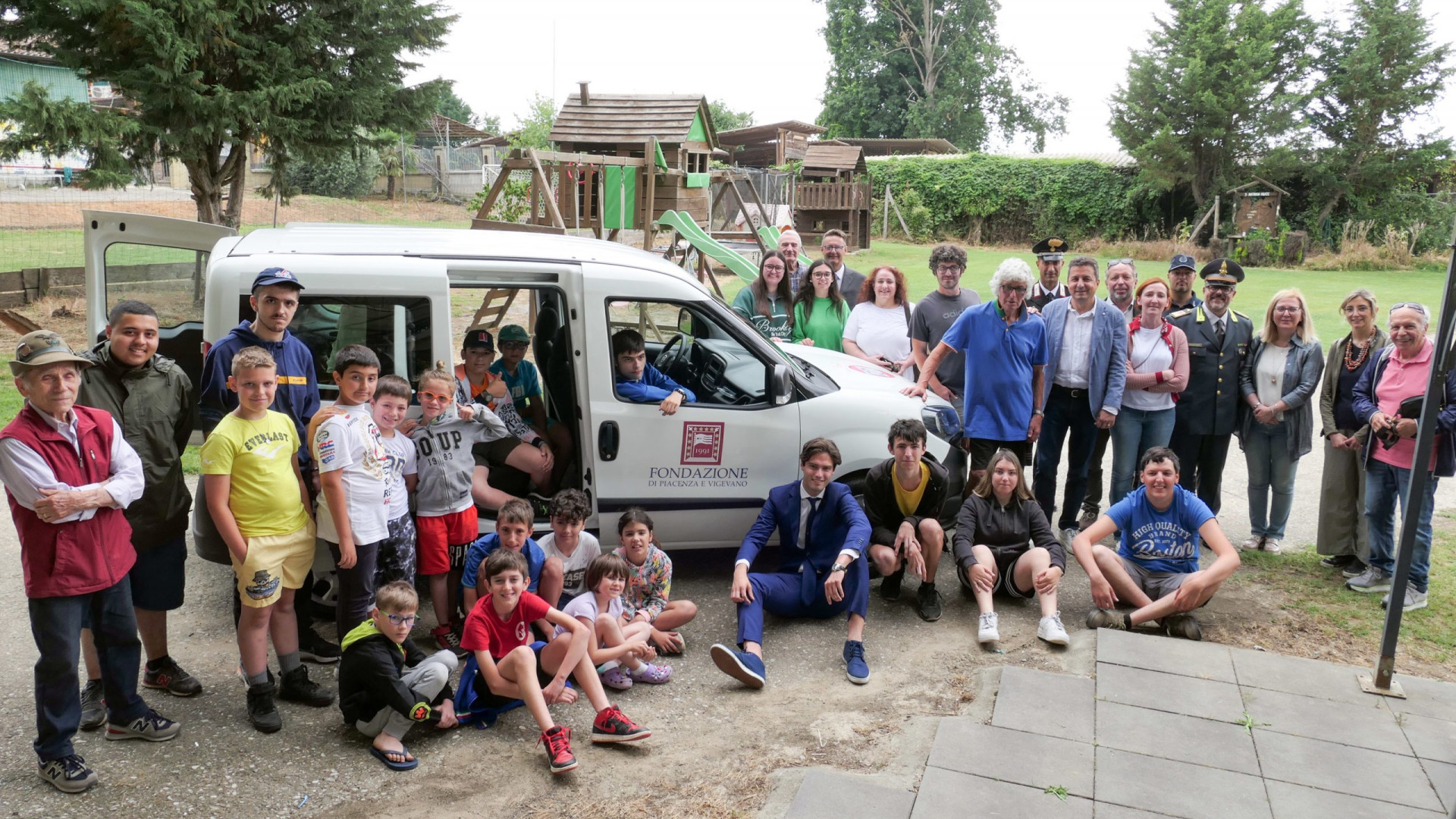 Un'auto per il centro Rio Torto, bambini in festa per dire grazie alla Fondazione