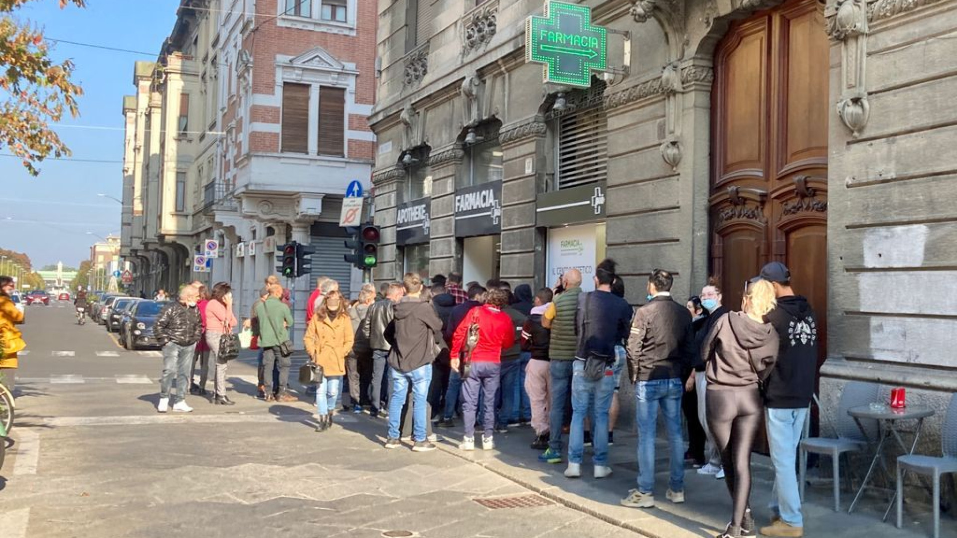 Lunghe code per i tamponi in farmacia. Ugl: "In molti resteranno senza green pass"