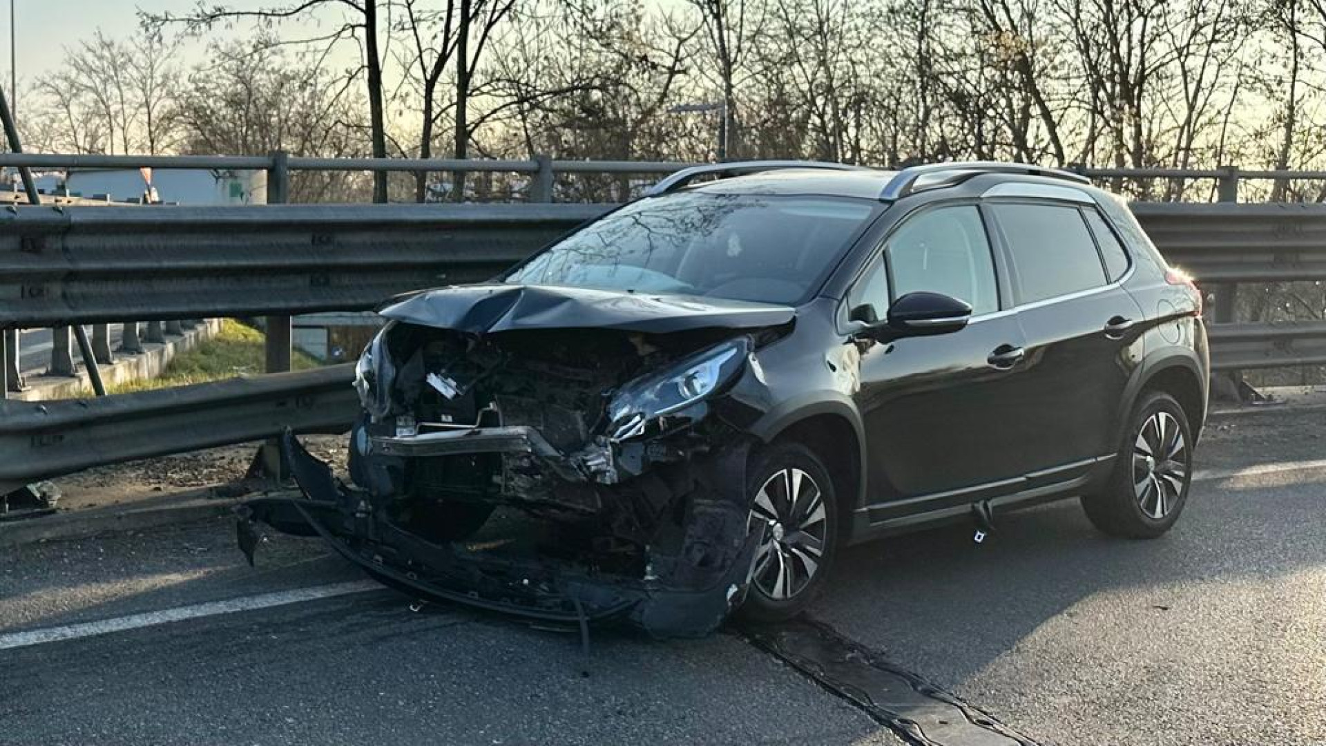 Auto contromano: frontale sulla rotatoria della tangenziale. Due feriti