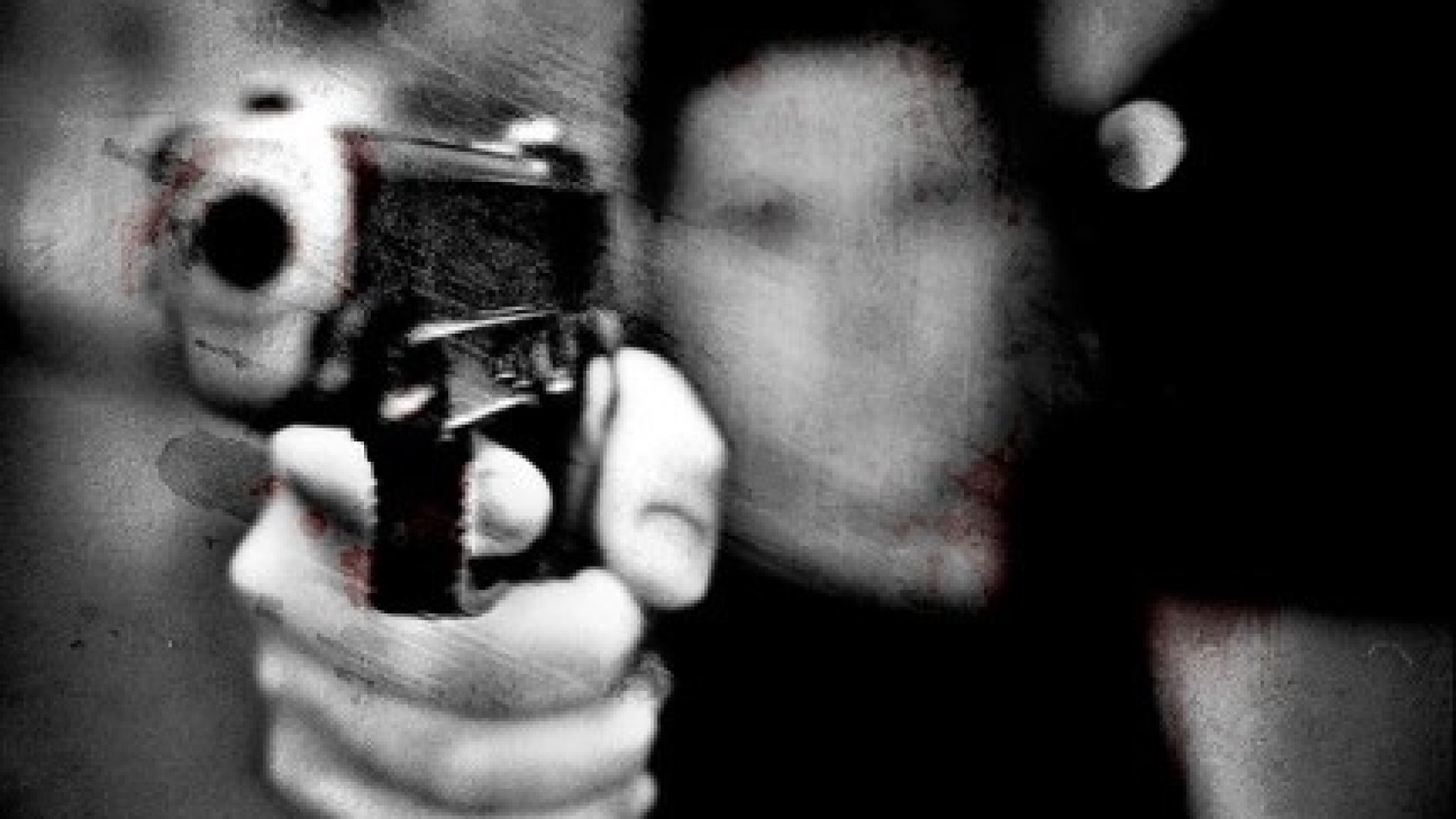 Gli punta la pistola alla testa e si fa consegnare una valigetta