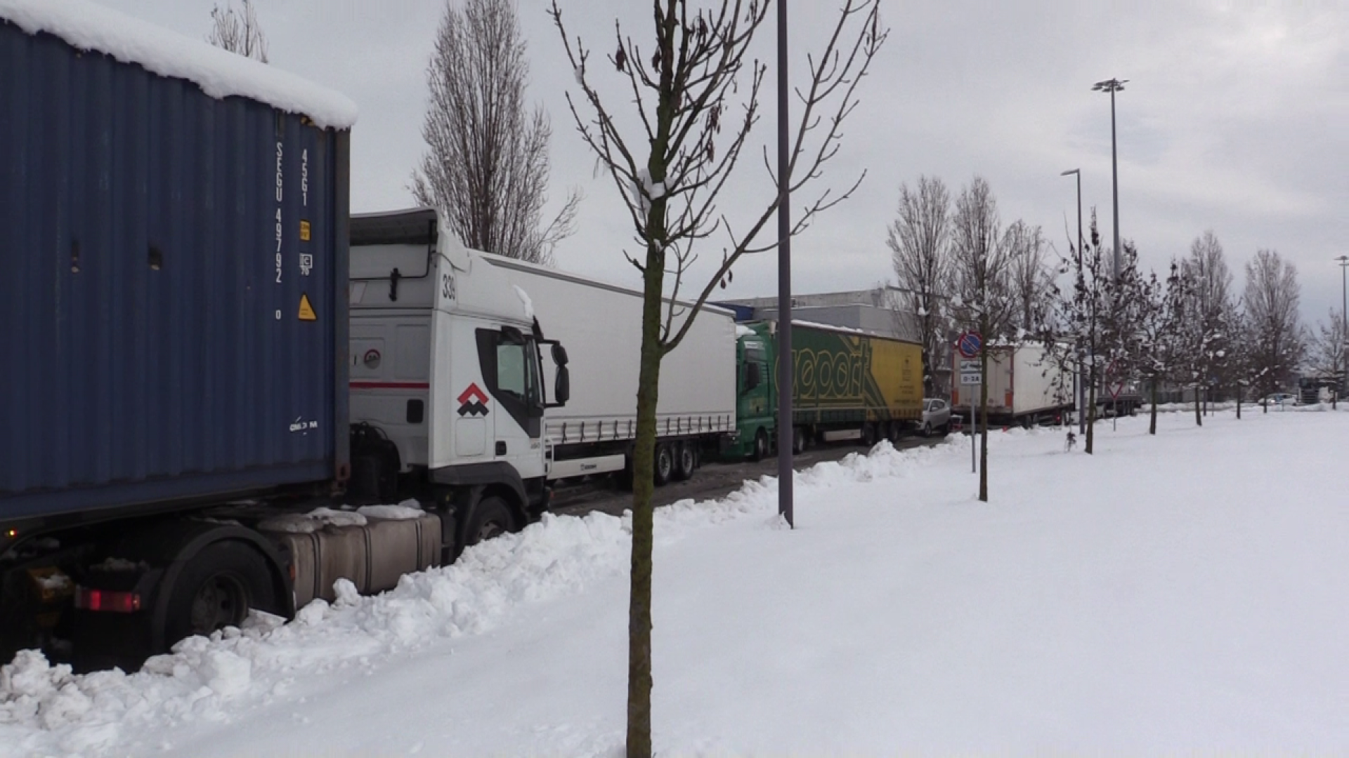 Camionisti costretti ad uscire dalle autostrade per la neve: "Situazione disastrosa e mai un grazie per il nostro lavoro"