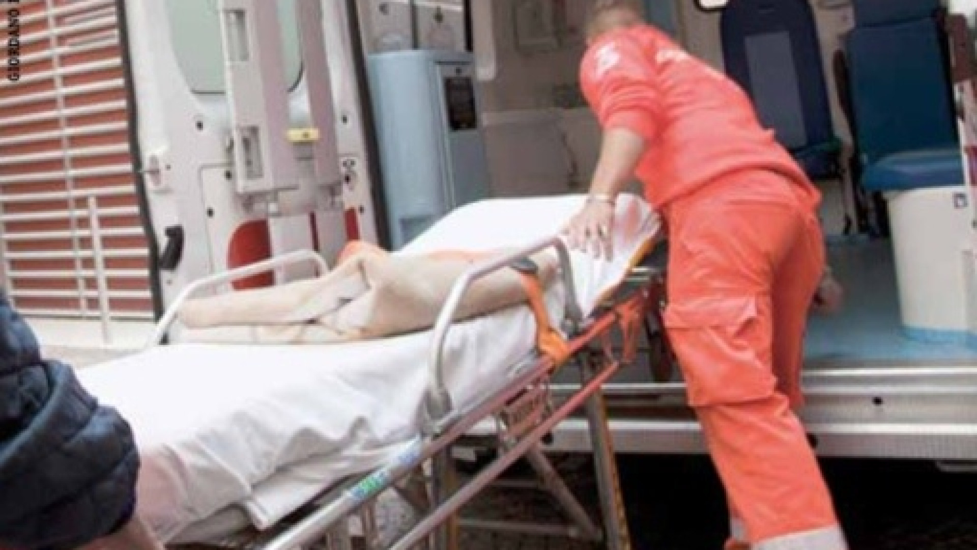 Ciclista cade e batte la testa in via Vaiarini: le sue condizioni sono serie