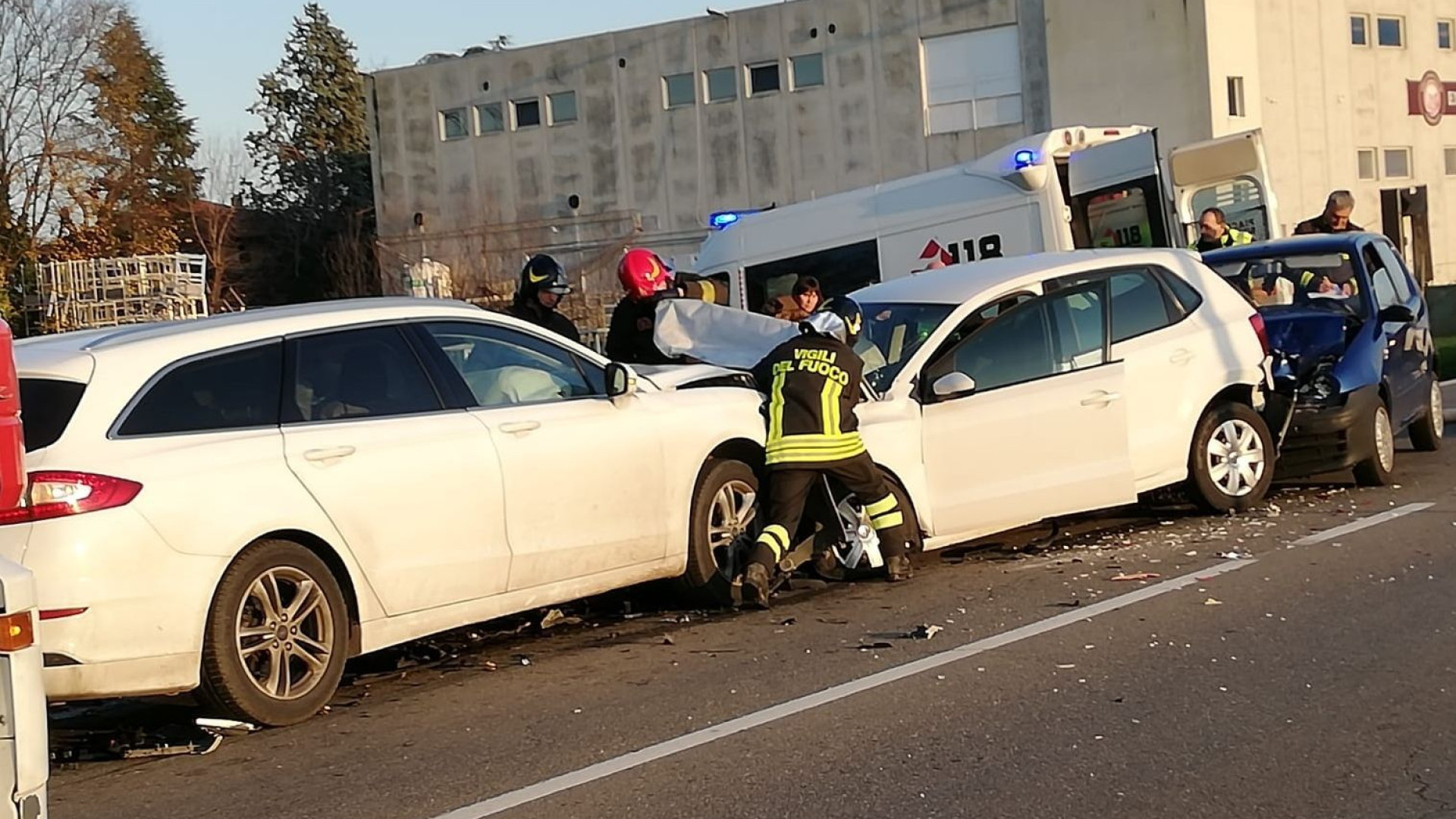 Schianto tra tre auto ad Alseno: donna ferita gravemente