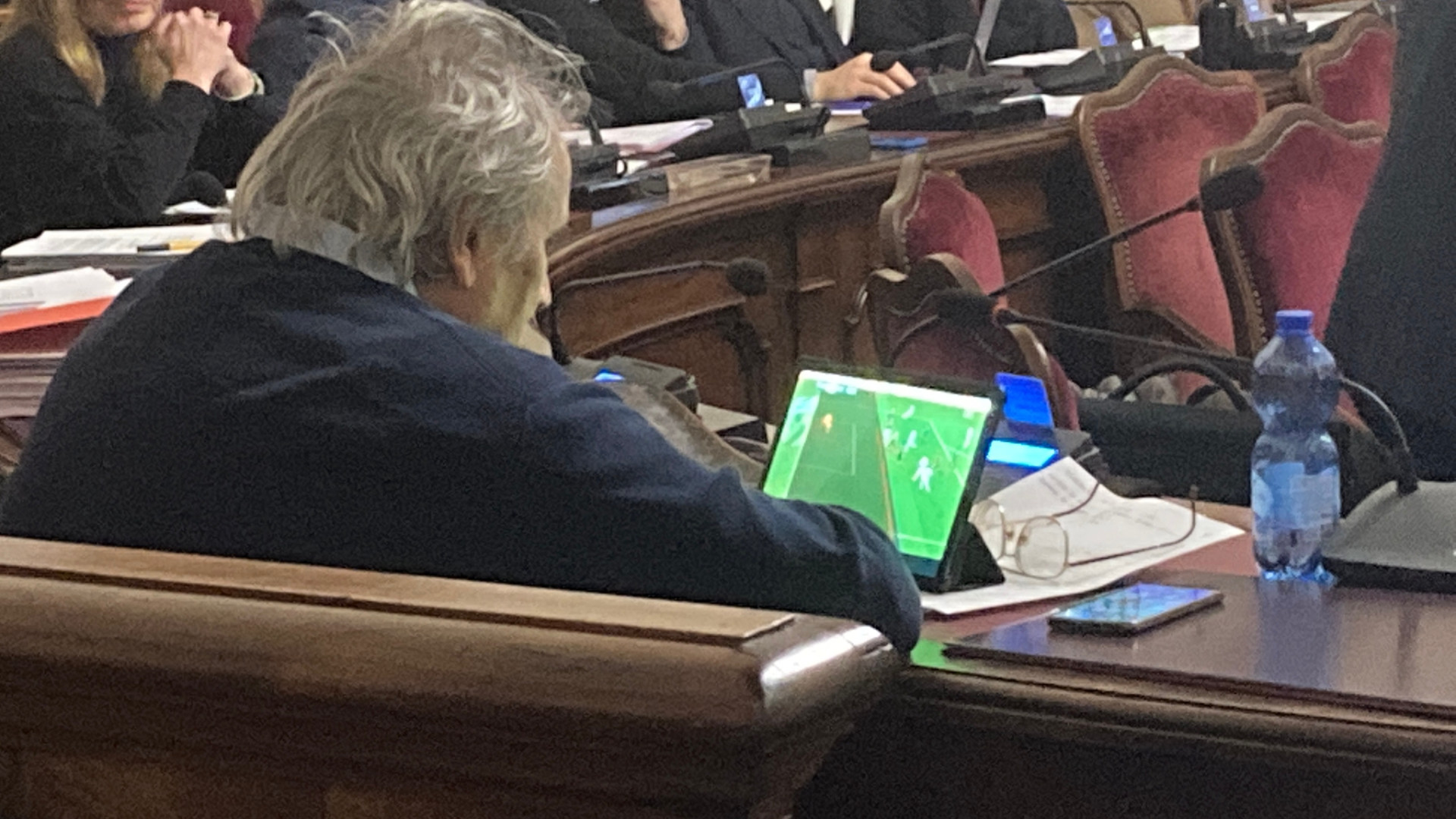 Dagli sbuffi del sindaco al calcio via tablet: l'altra faccia del lungo consiglio comunale