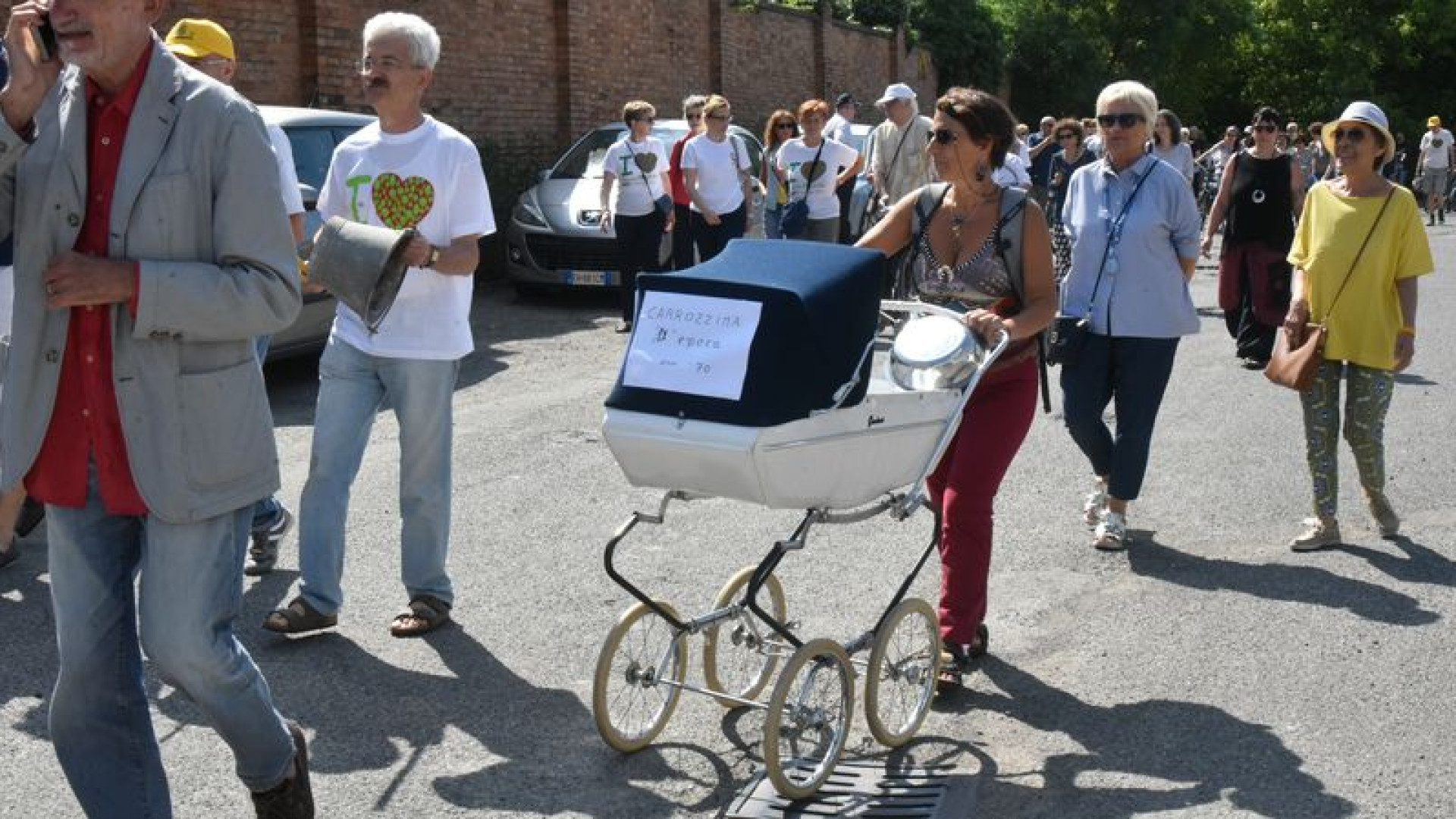 La marcia dei passeggini per "conquistare" l'area dell'ex Pertite