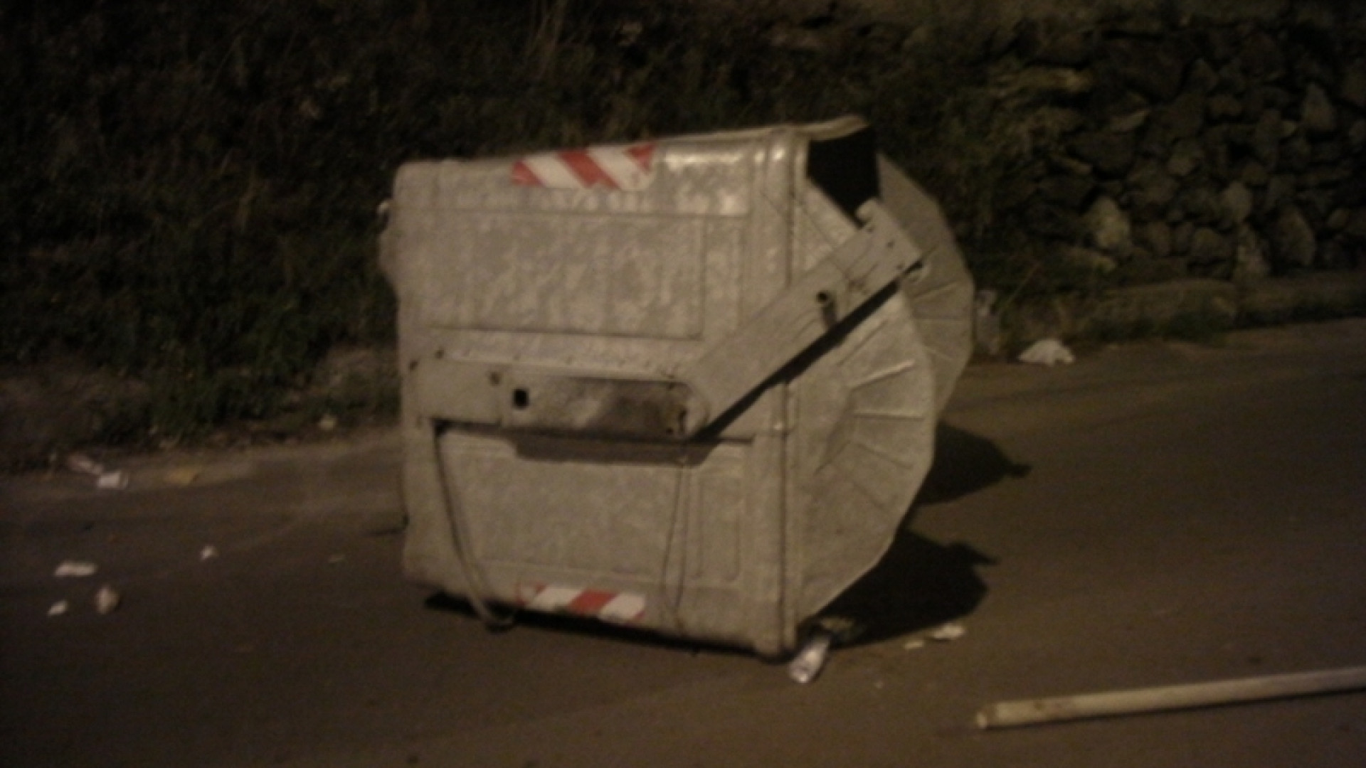 Ubriachi ribaltano 15 cassonetti alla Farnesiana, denunciati