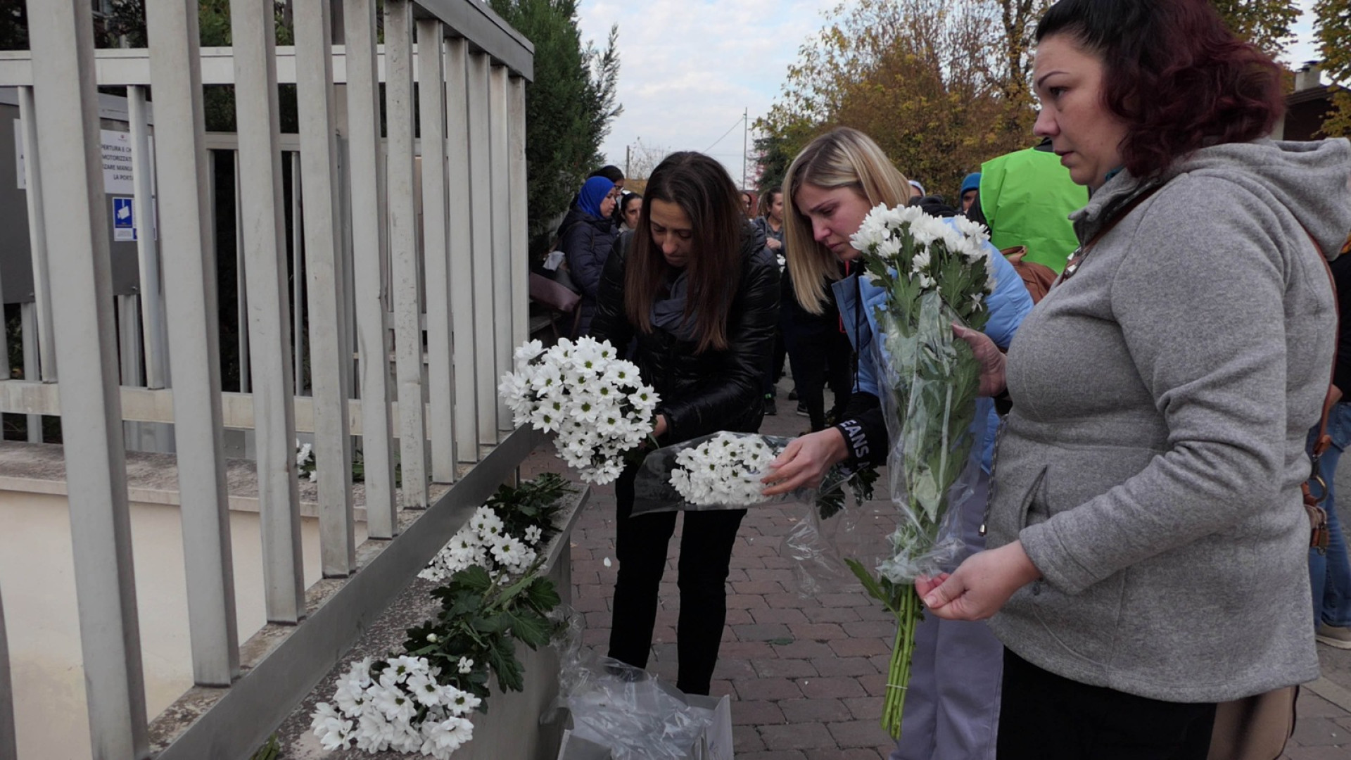 Fiori e lacrime davanti alla ditta dove Nicoletta è morta. Attesa la data dell'autopsia