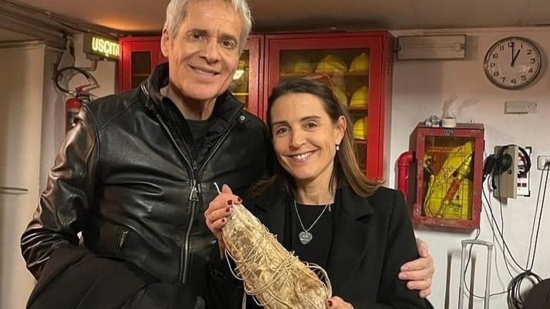 "E' di Parma o Piacenza?" il sindaco in risposta regala una coppa a Claudio Baglioni