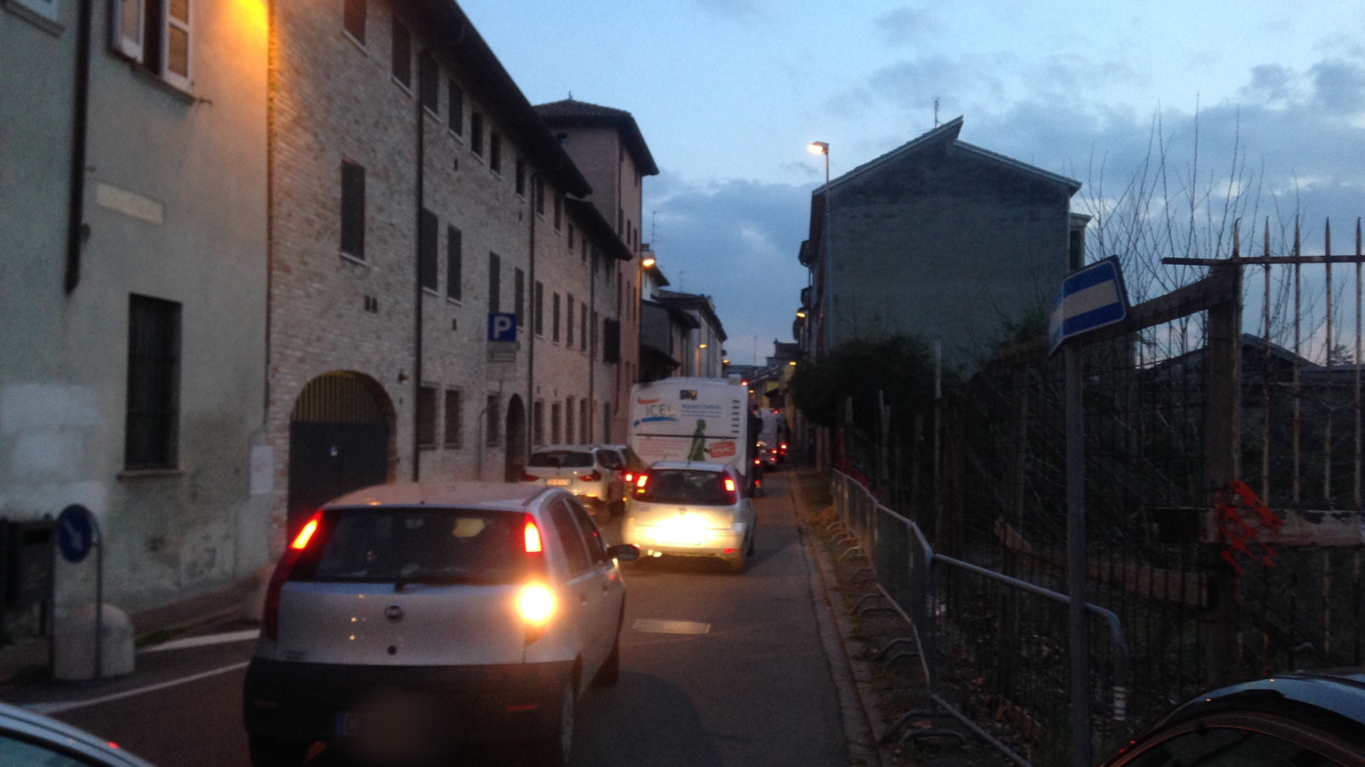 Parcheggio da brividi, via San Bortolomeo bloccata per quasi mezz'ora