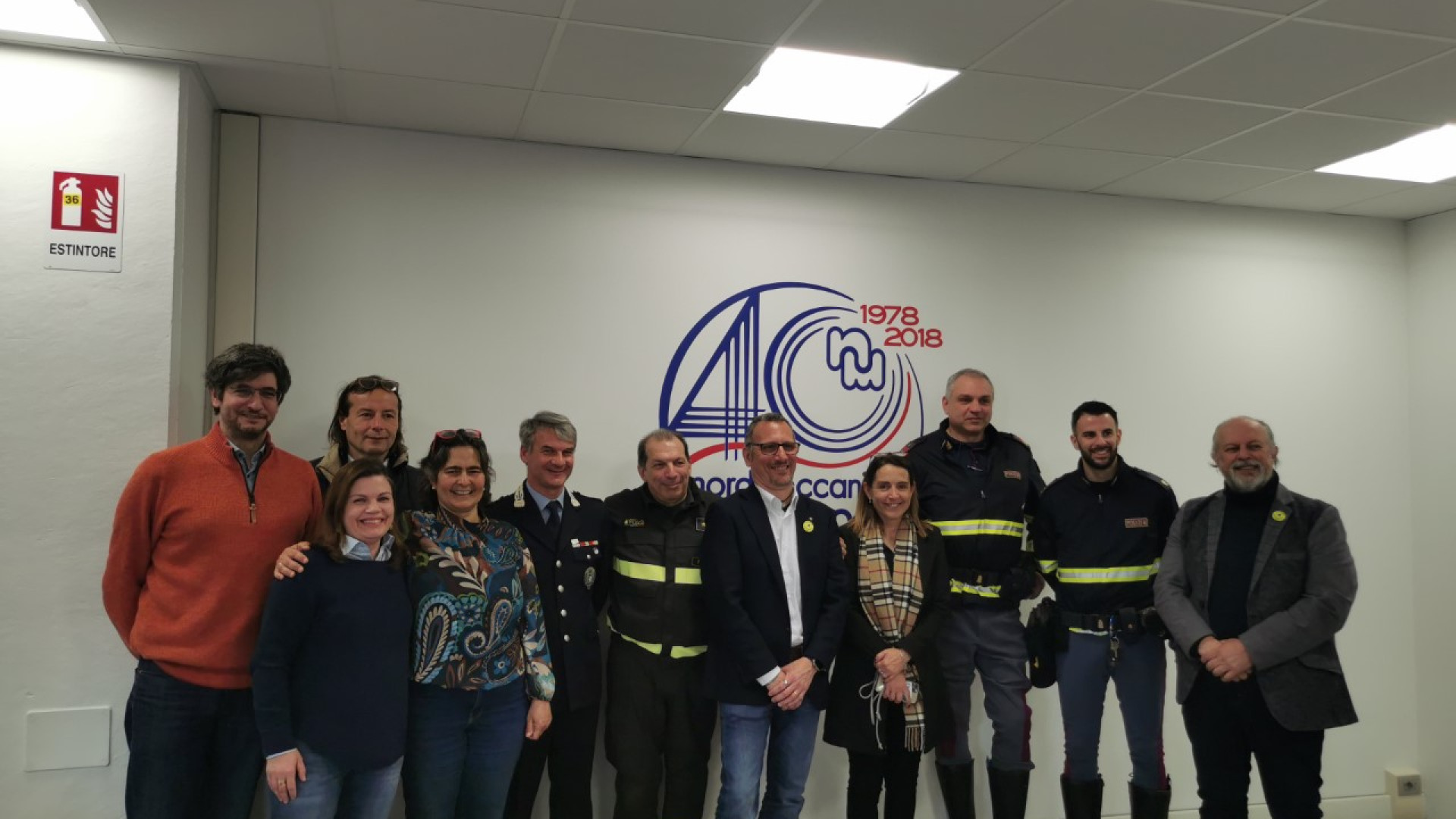 Salire sui mezzi della polizia e dei vigili del fuoco: due ore di svago per ragazzi autistici