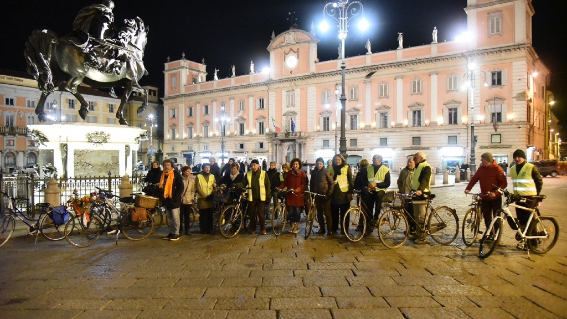 Pedoni e ciclisti "occupano" Piazza Cavalli: "Centro libero dalle auto"