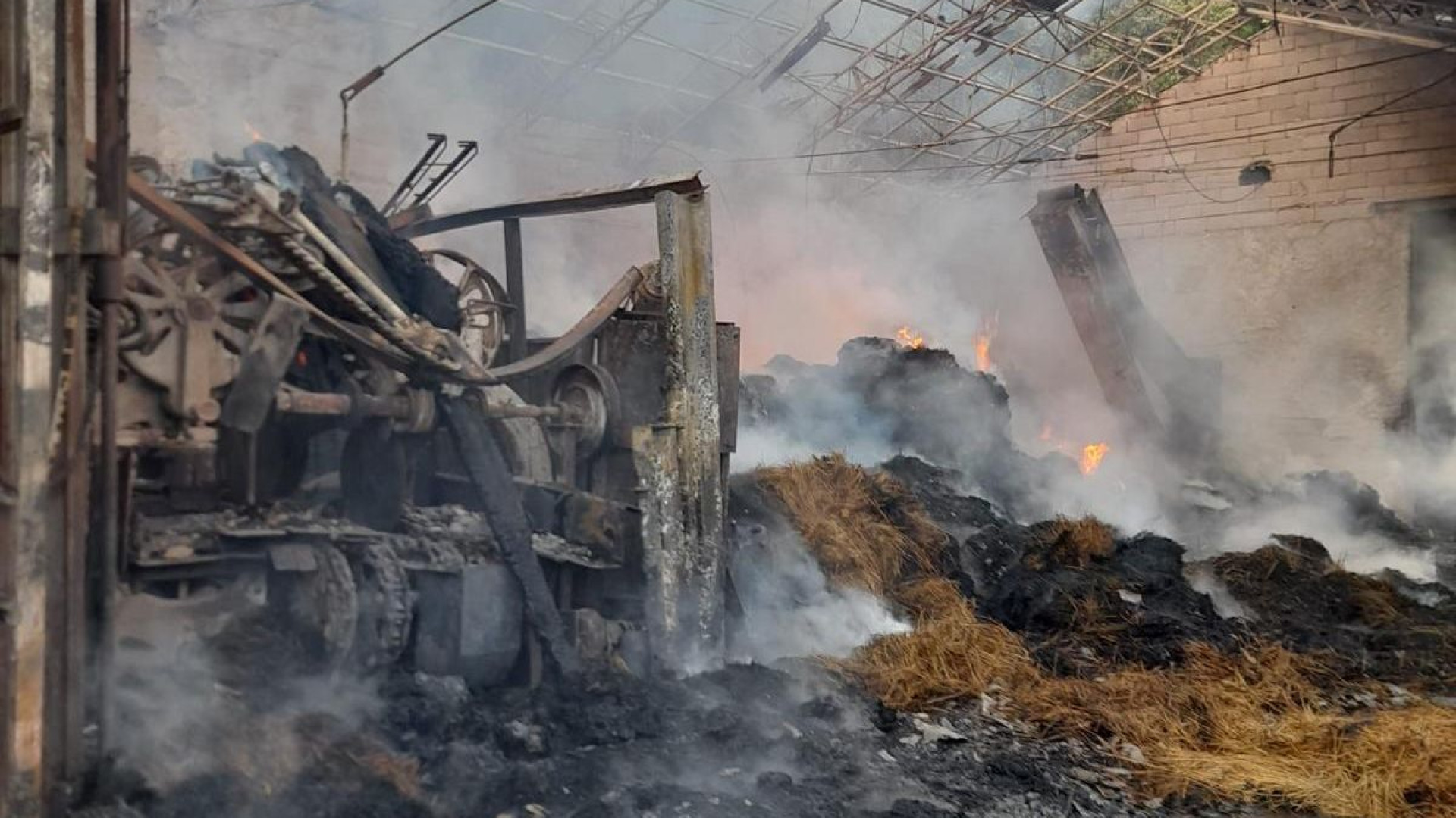 Incendio a Ottone: ustionato un 81enne nel tentativo di spegnere le fiamme