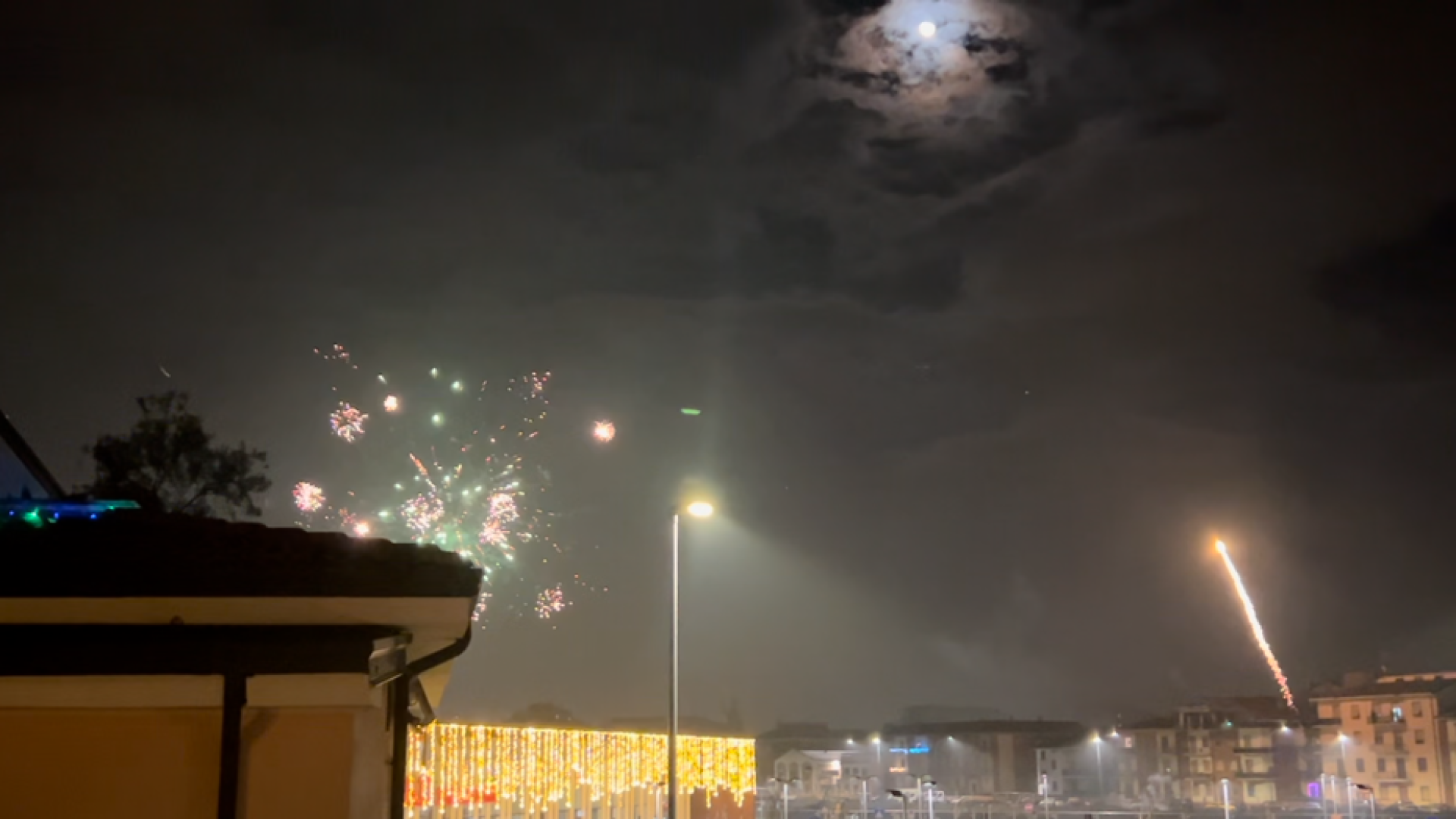 Fuochi d'artificio in piena notte a Piacenza e un'auto che sfreccia. Indagini in corso