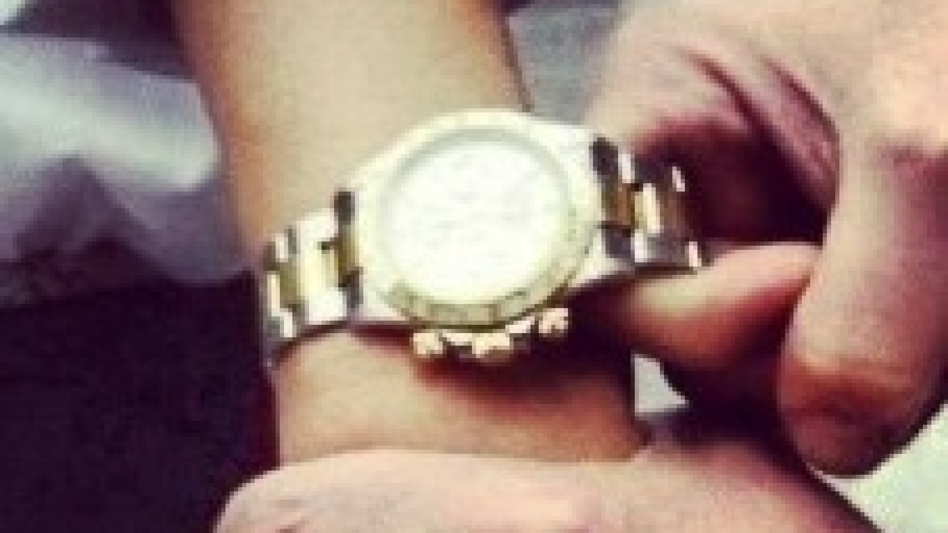 Lo abbraccia e gli sfila l'orologio: è caccia alla borseggiatrice