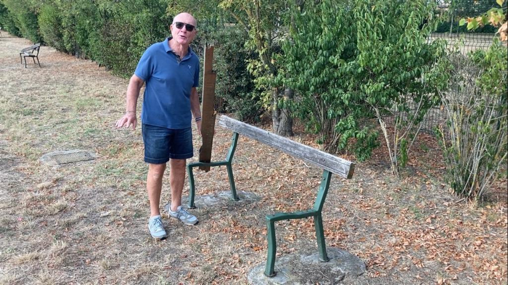 A Sant'Antonio panchine a metà e irrigazione rotta: "Intervenire nel giardino"