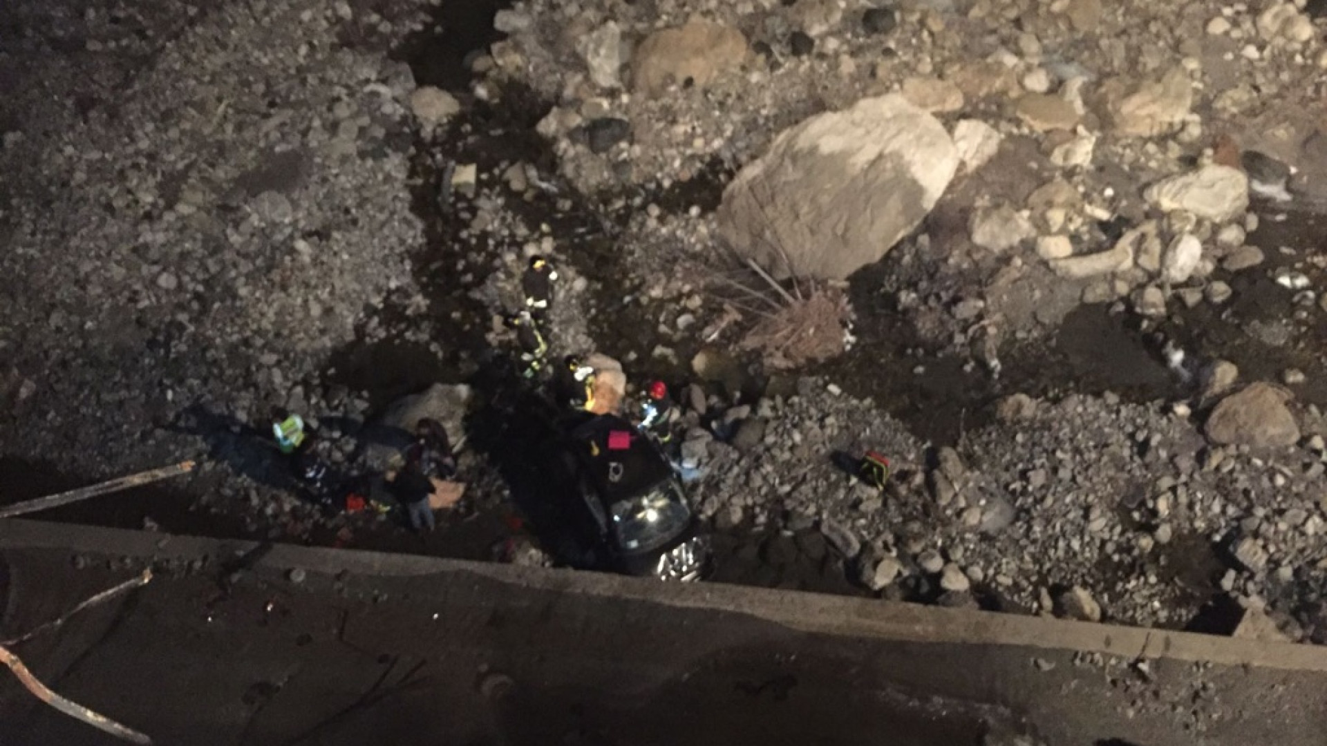 Ferriere, auto precipita dal ponte per 15 metri. Salve due giovani. LE FOTO