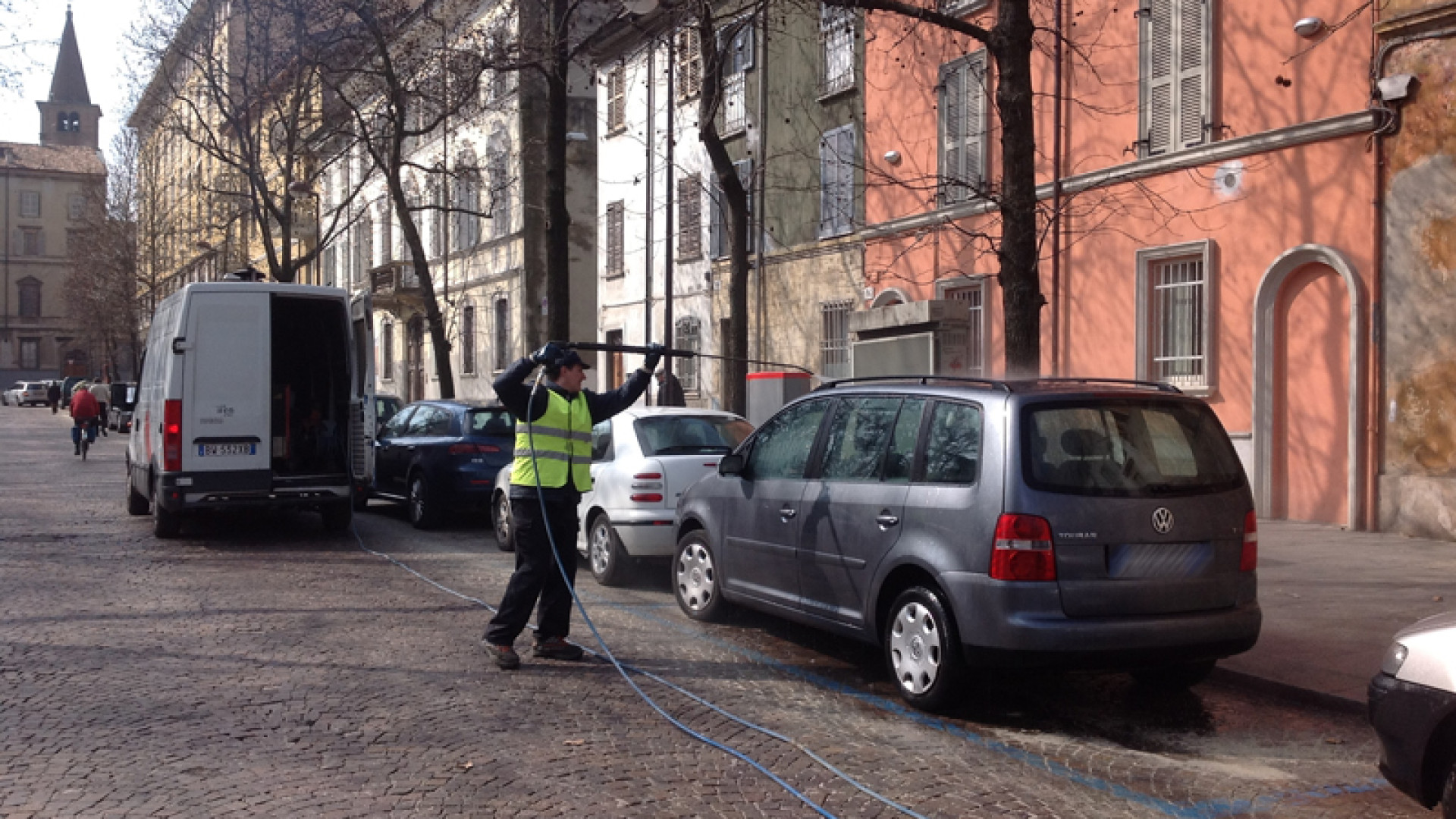 Numerose auto sporcate da un guasto. Mezzi Iren attivi per la pulitura