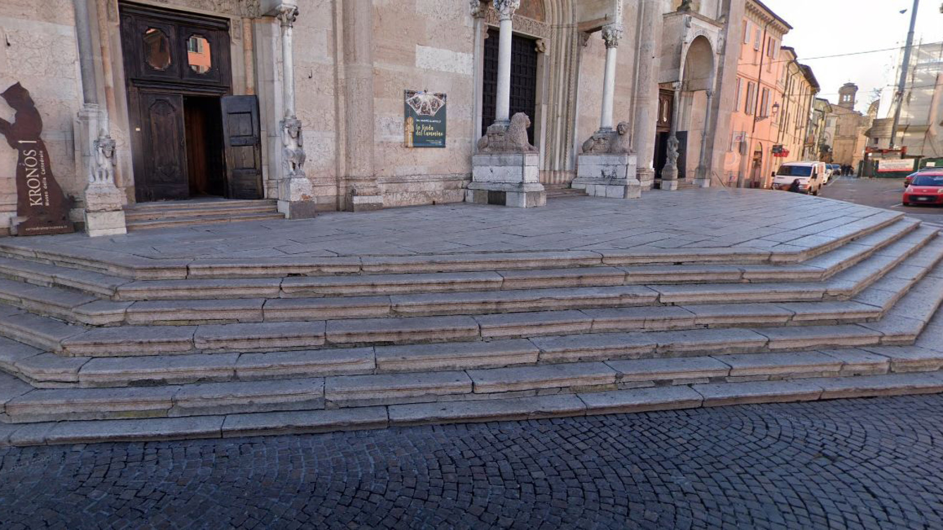 Operazione decoro: con il nuovo sagrato del Duomo vietato sedersi sui gradini