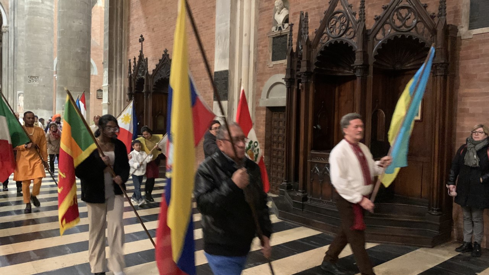 Celebrata in Duomo la Messa delle genti. "Volto gioioso di culture e tradizioni"