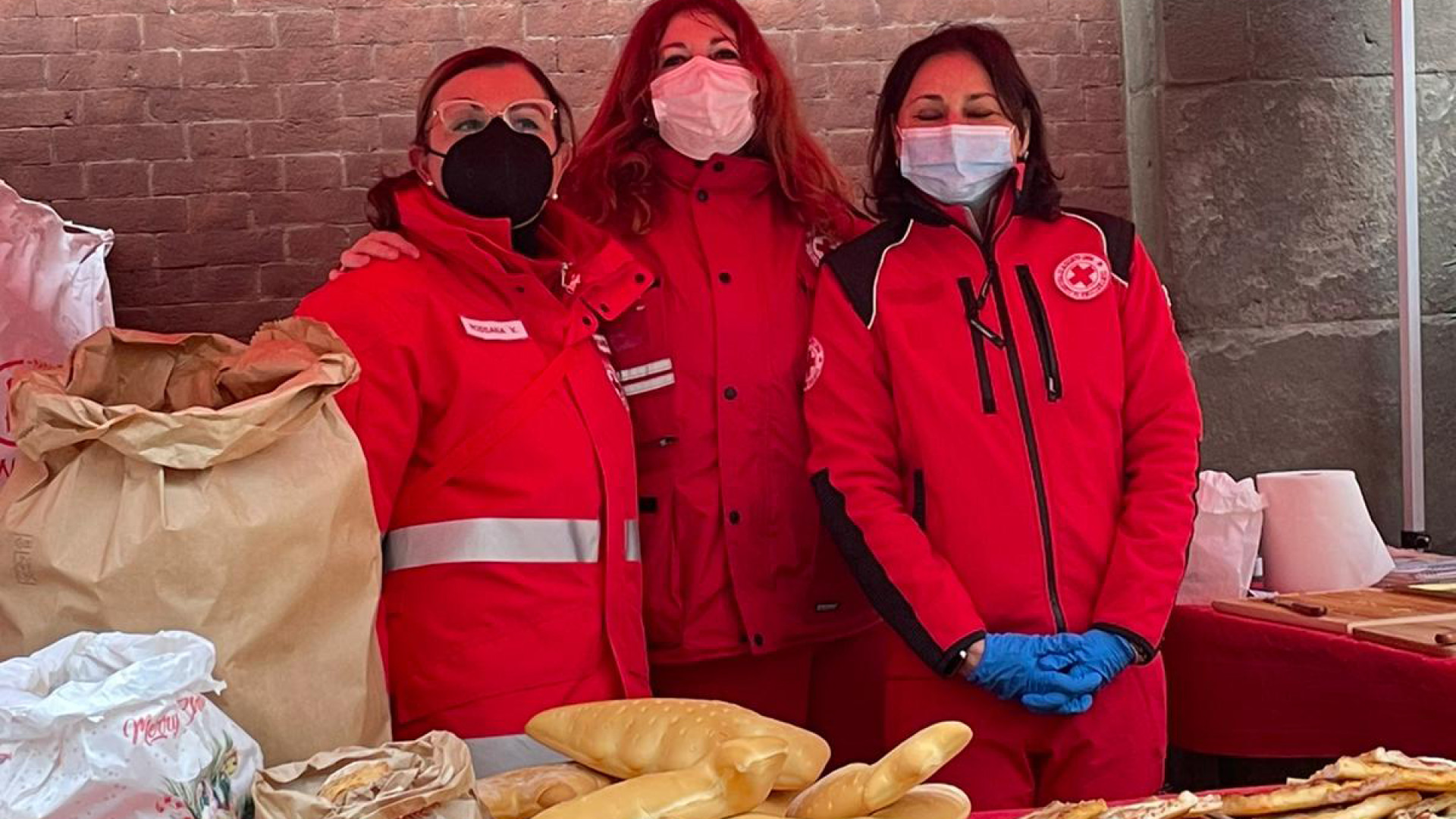 Sabato torna in largo Battisti il Pane di Natale della Croce Rossa