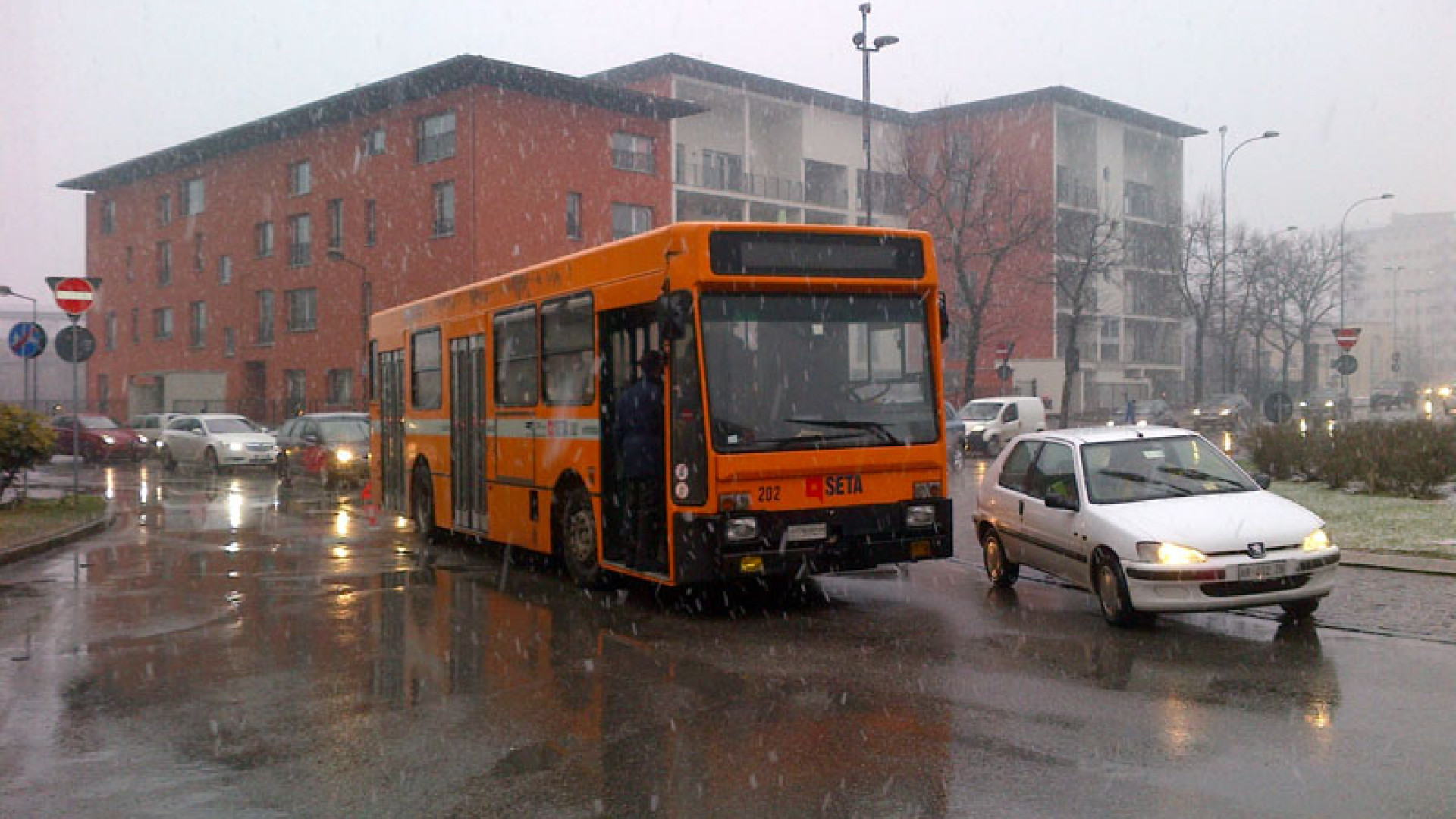 Autobus in panne a piazzale Lupa, disagi al traffico