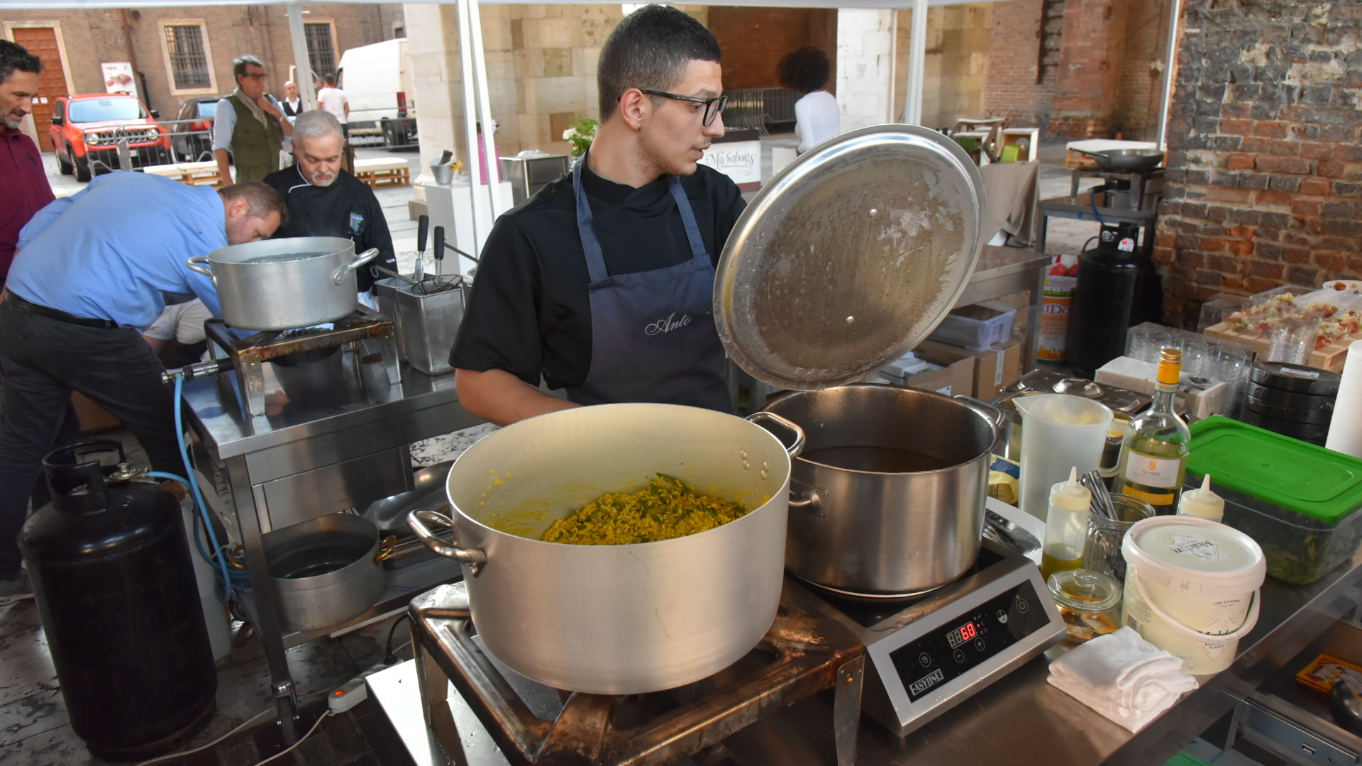 L'asparago arriva in città: piatti speciali, vini e musica sotto il Gotico
