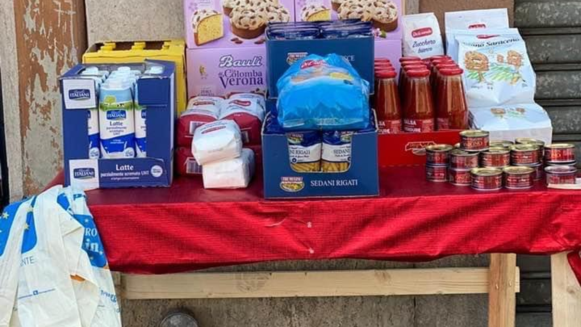 Castello: banchetti solidali da commercianti, parrocchia e sindacati