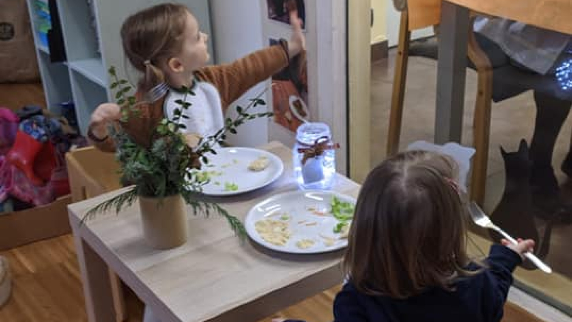 Anziani e bimbi insieme, la quotidianità delle relazioni vince il Covid