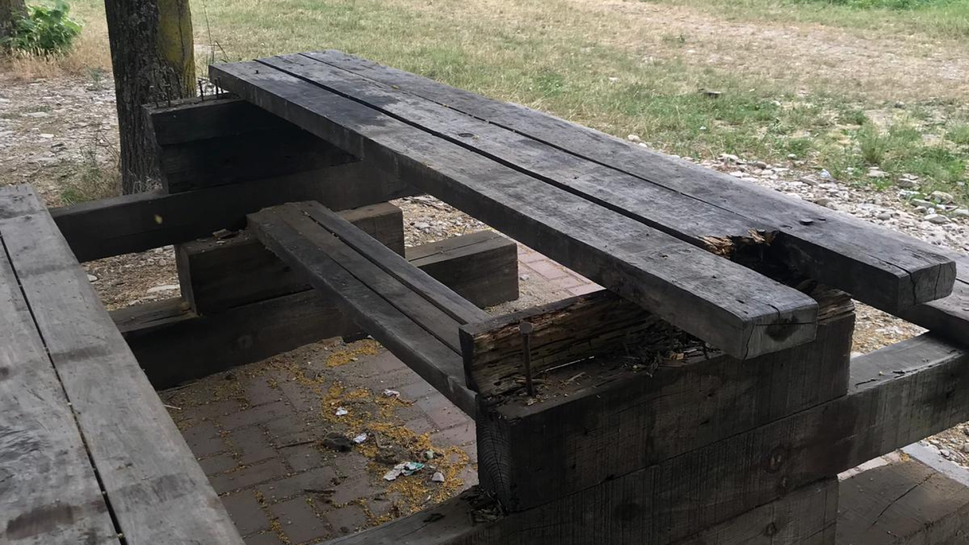 Vandali in azione sul Lungo Tidone: distrutta una panchina